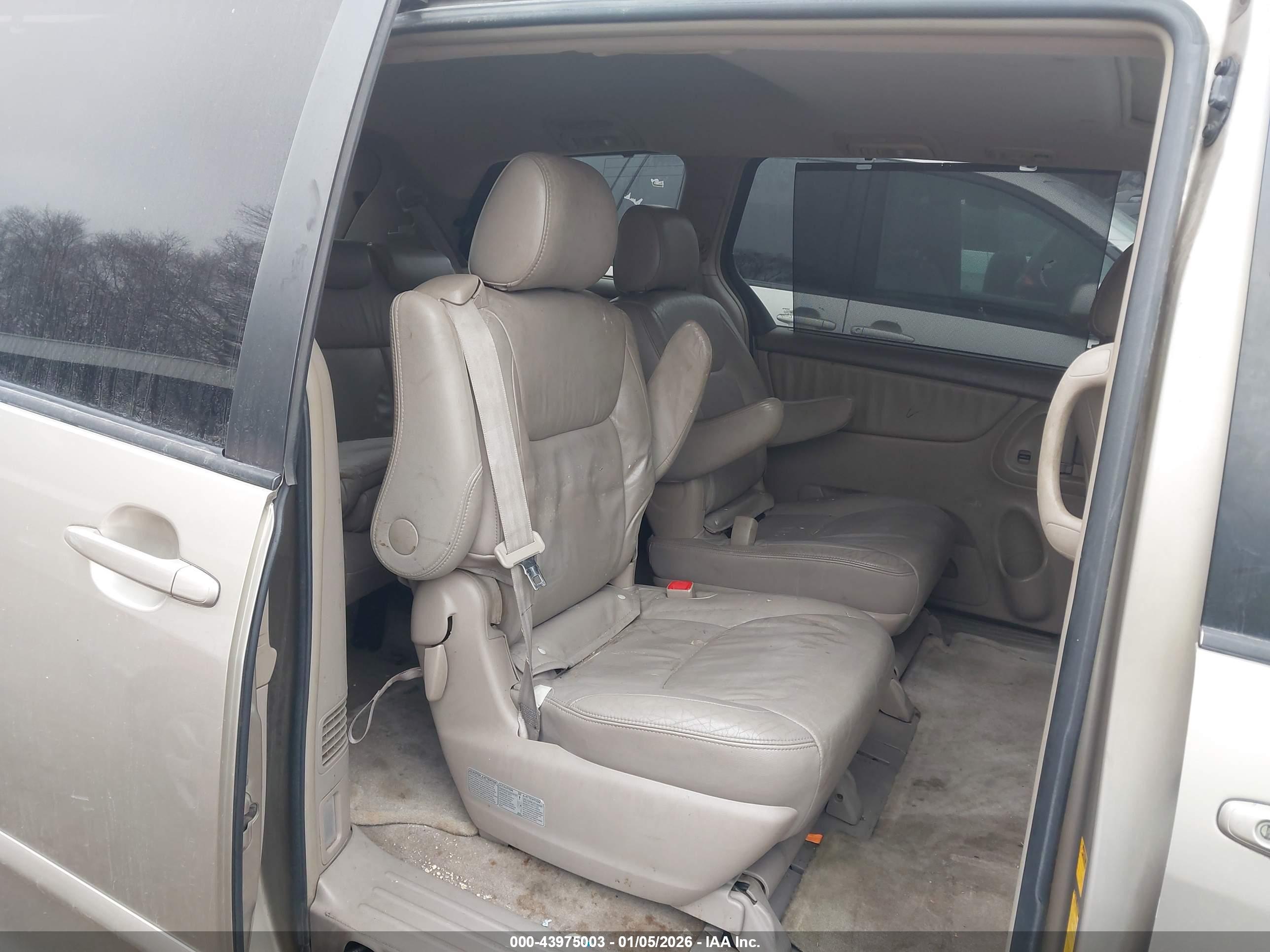 TOYOTA SIENNA image 8