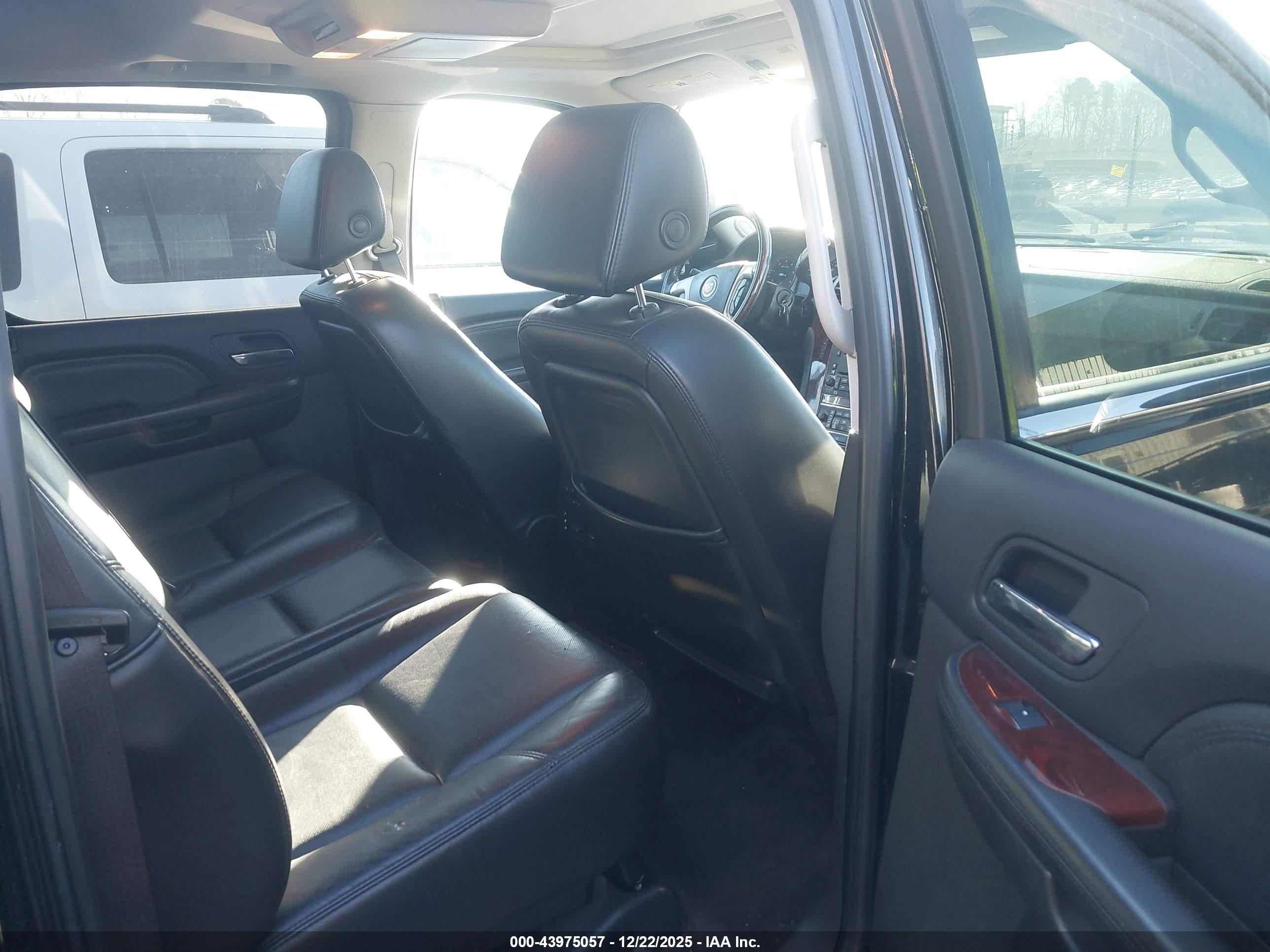 CADILLAC ESCALADE image 8