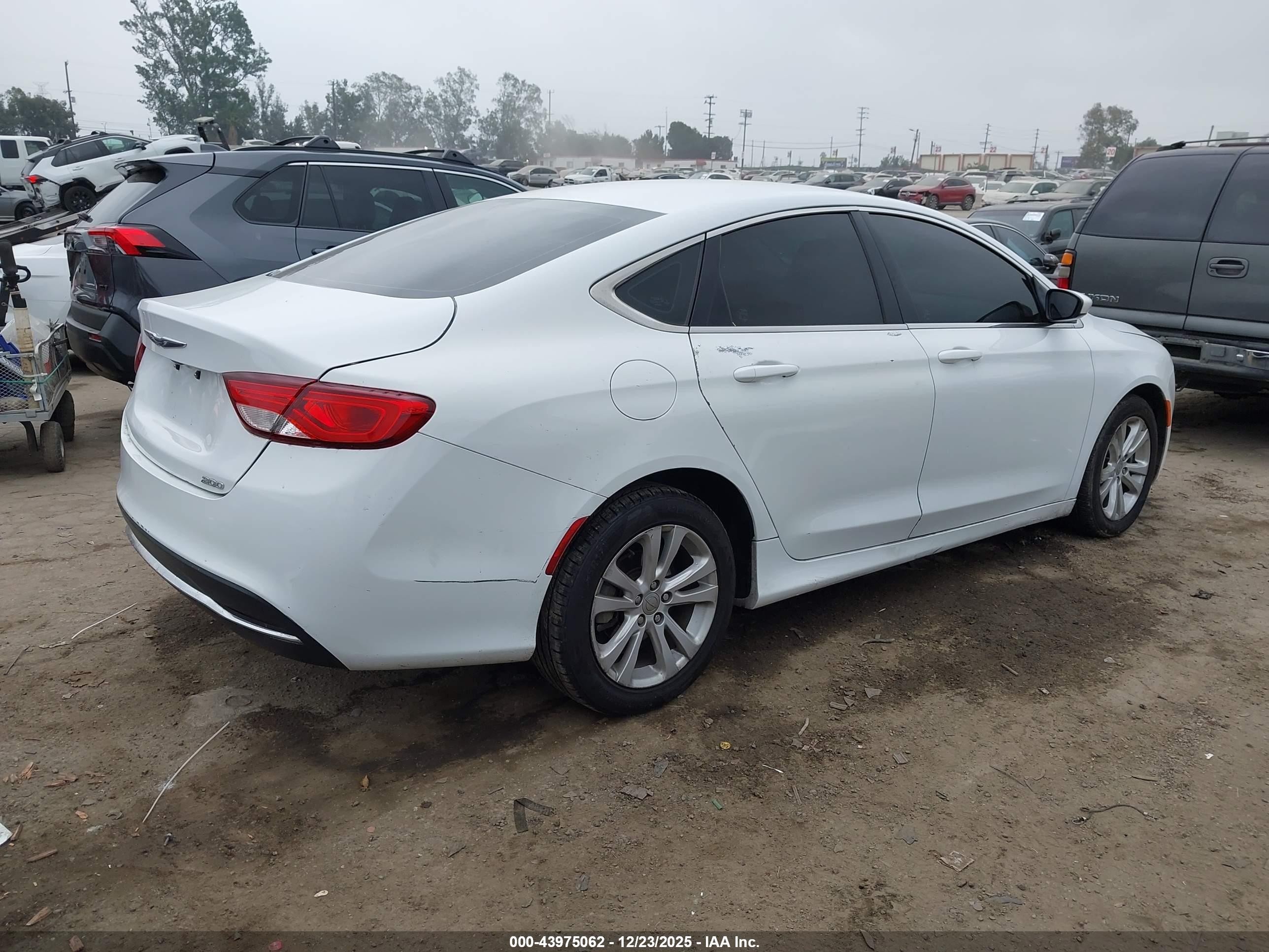 CHRYSLER 200 image 4