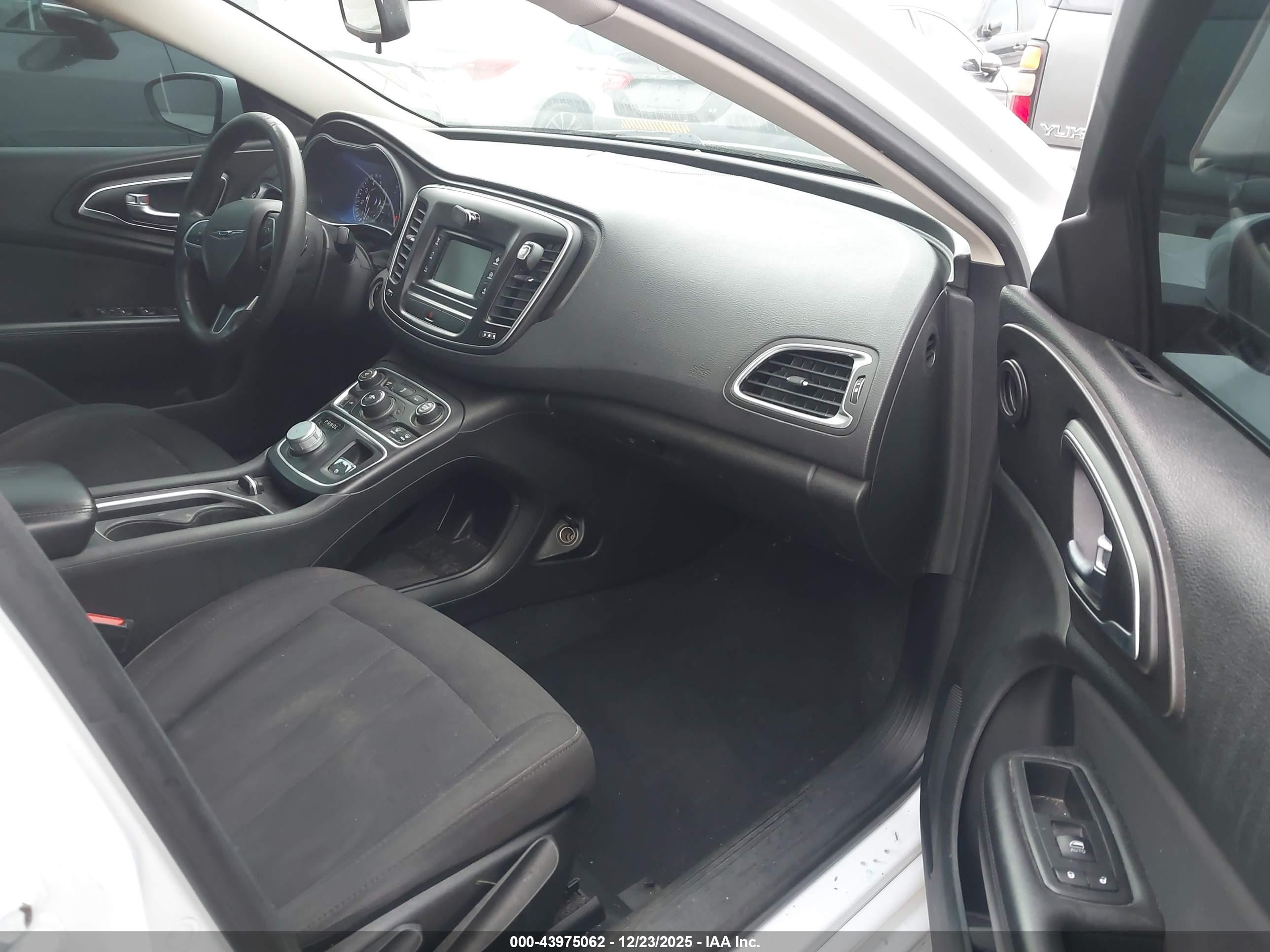 CHRYSLER 200 image 5