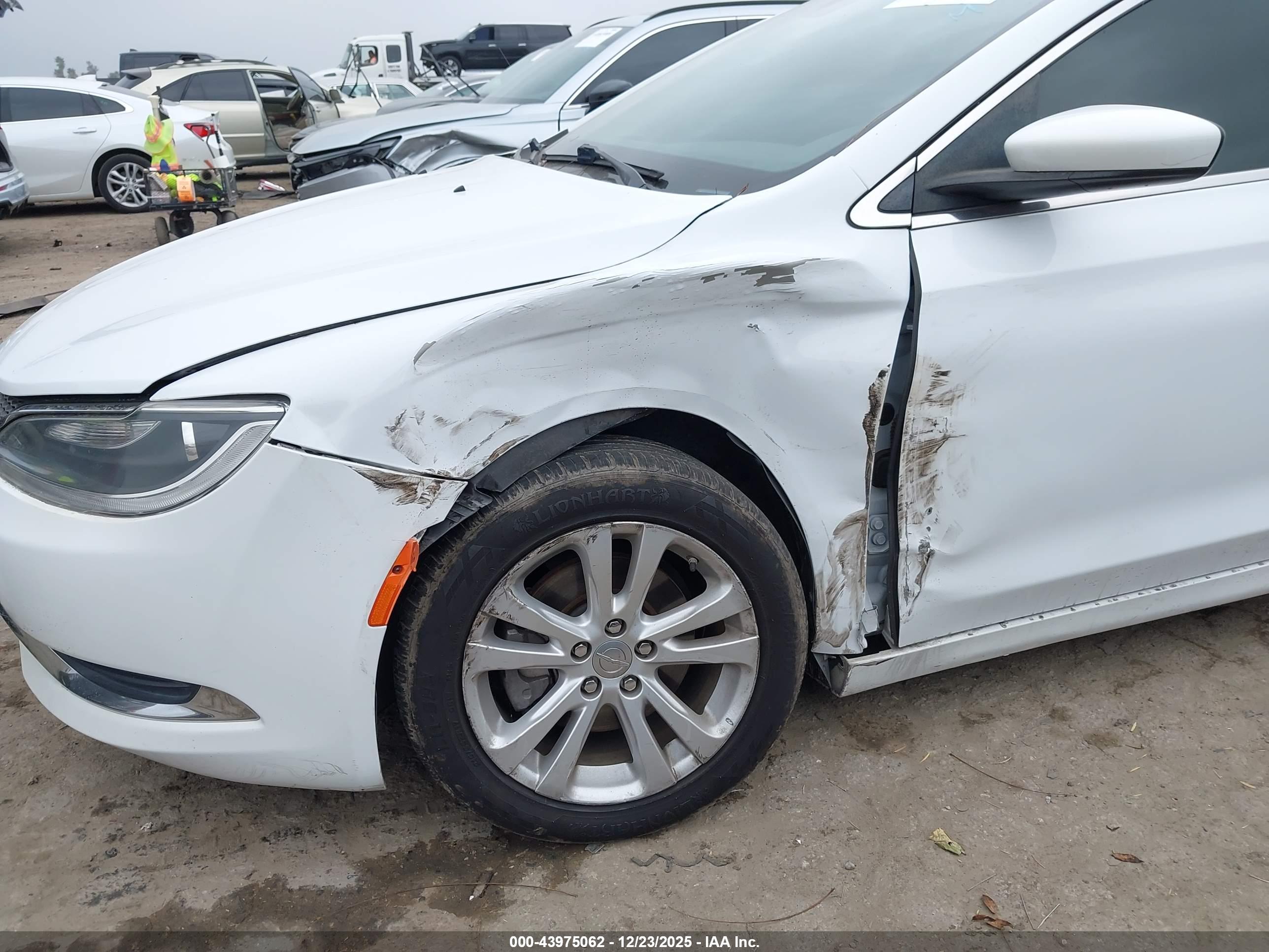 CHRYSLER 200 image 6