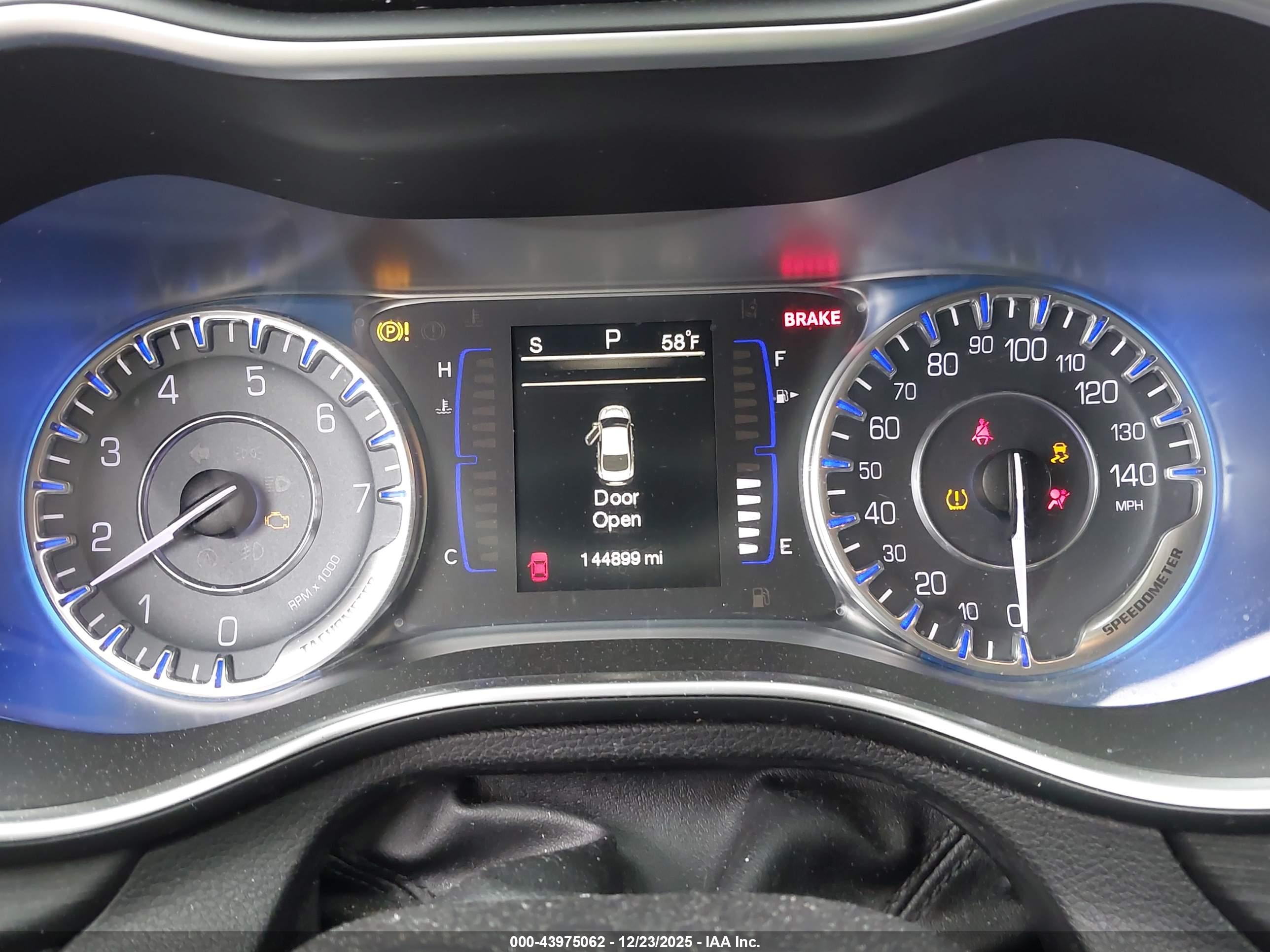 CHRYSLER 200 image 7