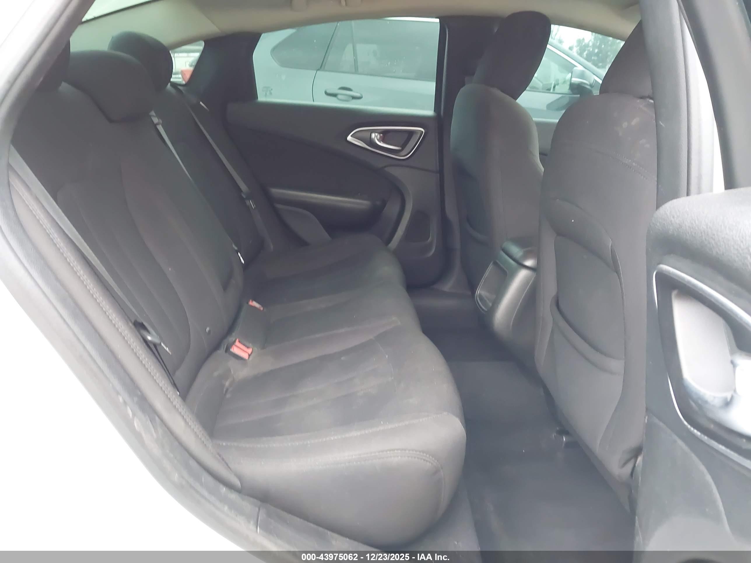 CHRYSLER 200 image 8