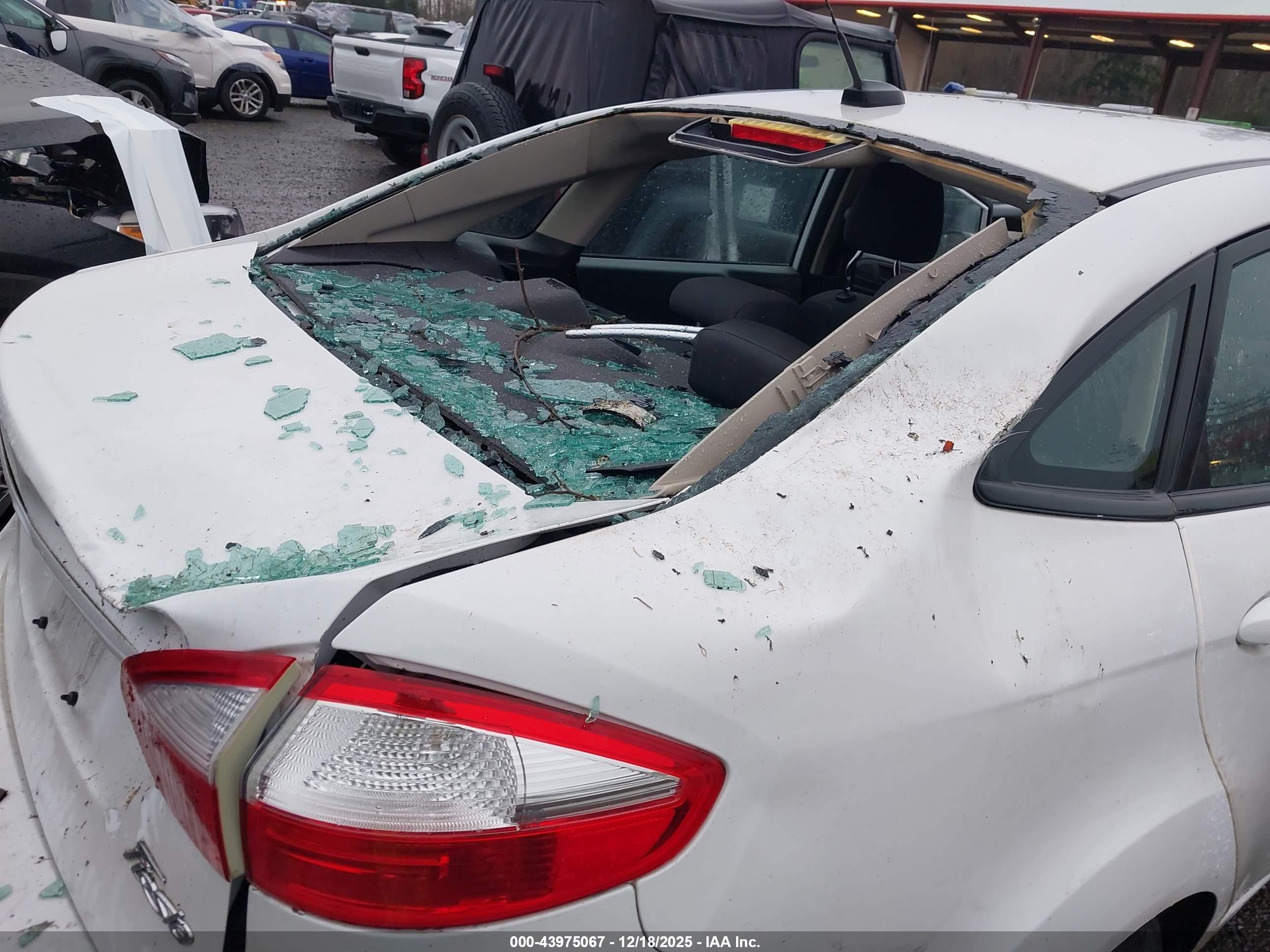 FORD FIESTA image 6