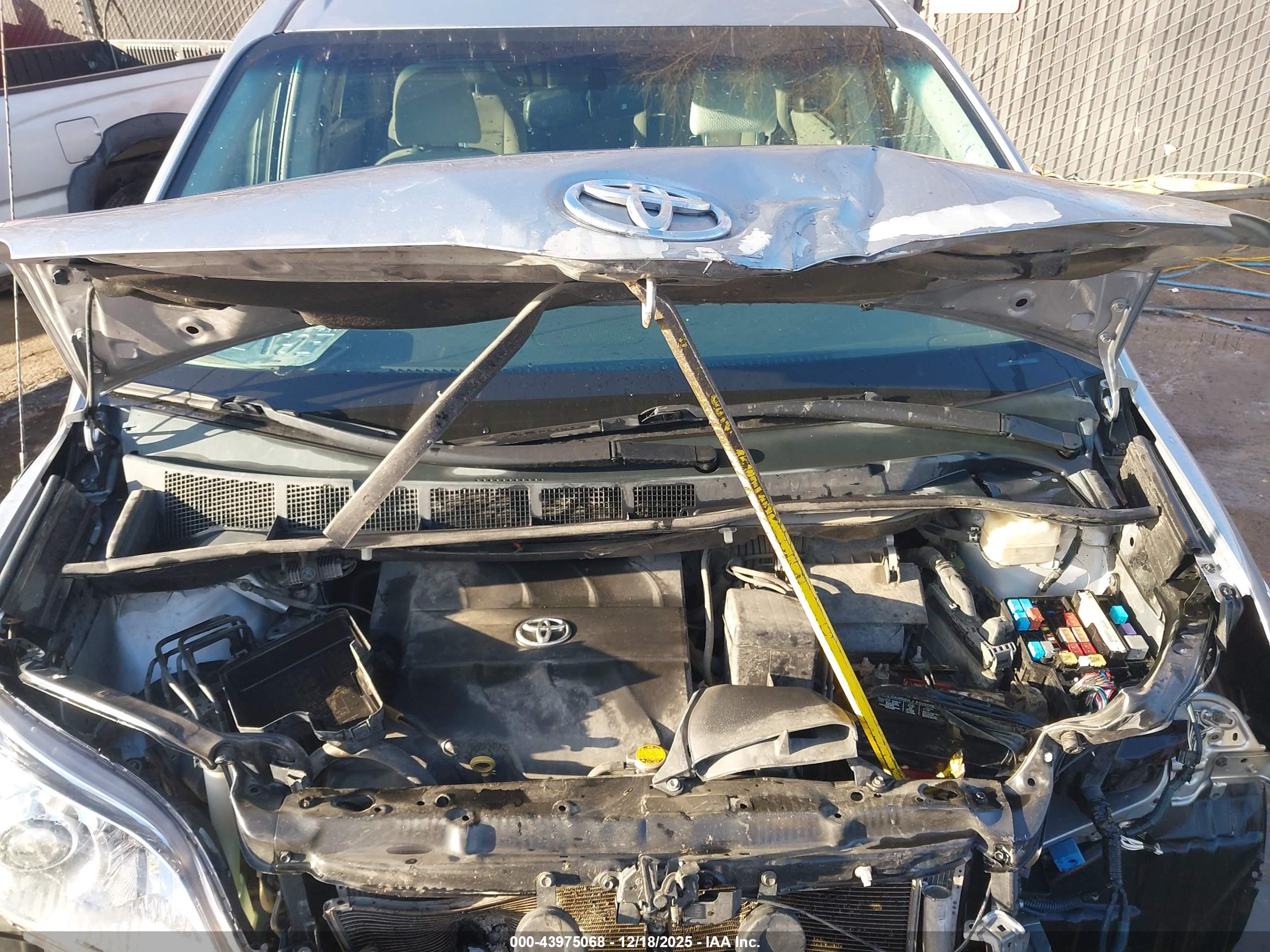 TOYOTA SIENNA image 10