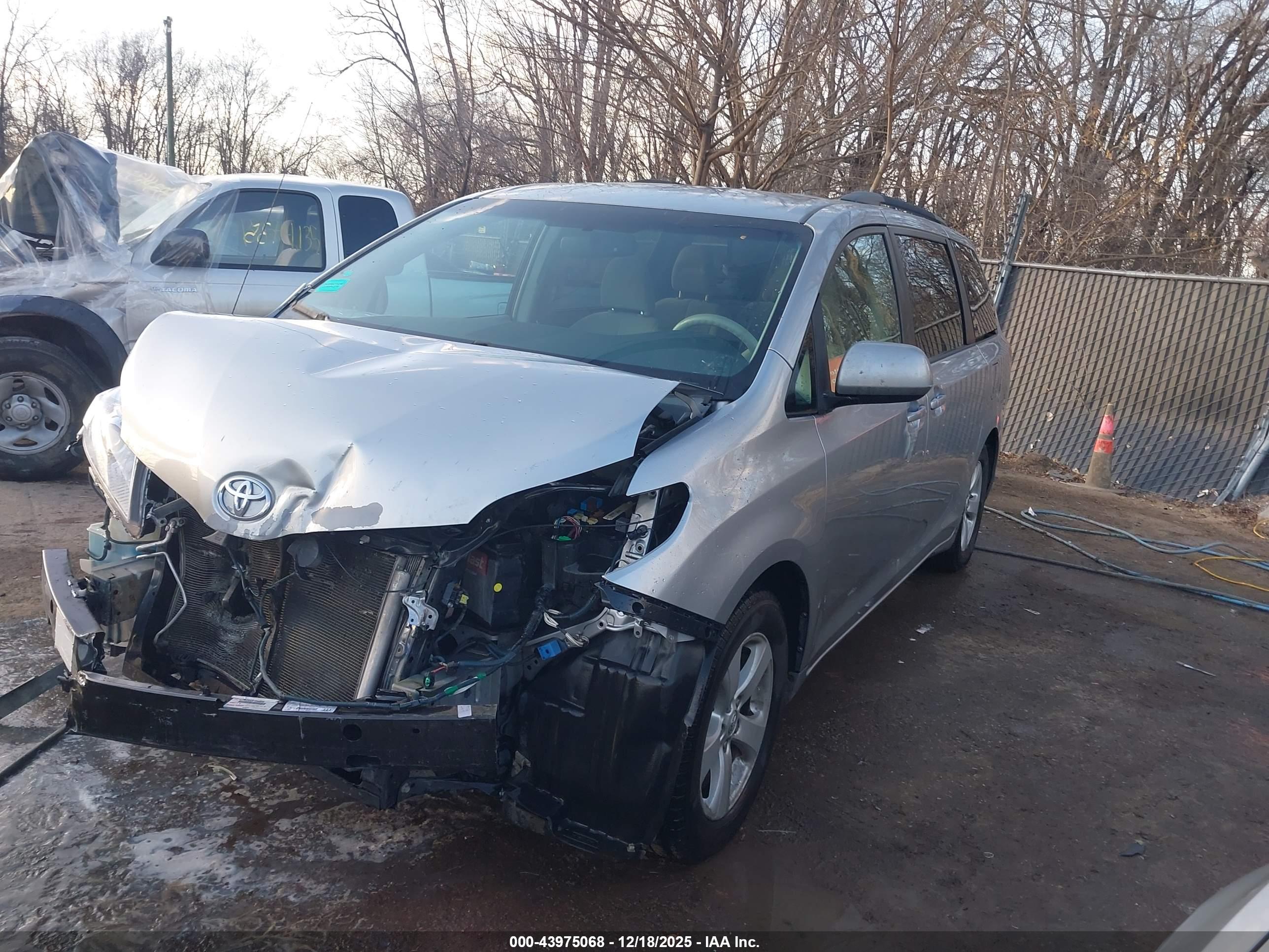 TOYOTA SIENNA image 2