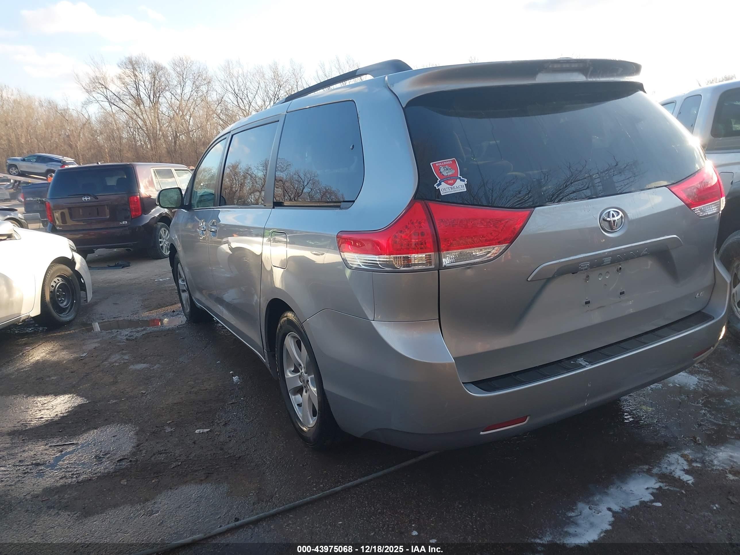TOYOTA SIENNA image 3
