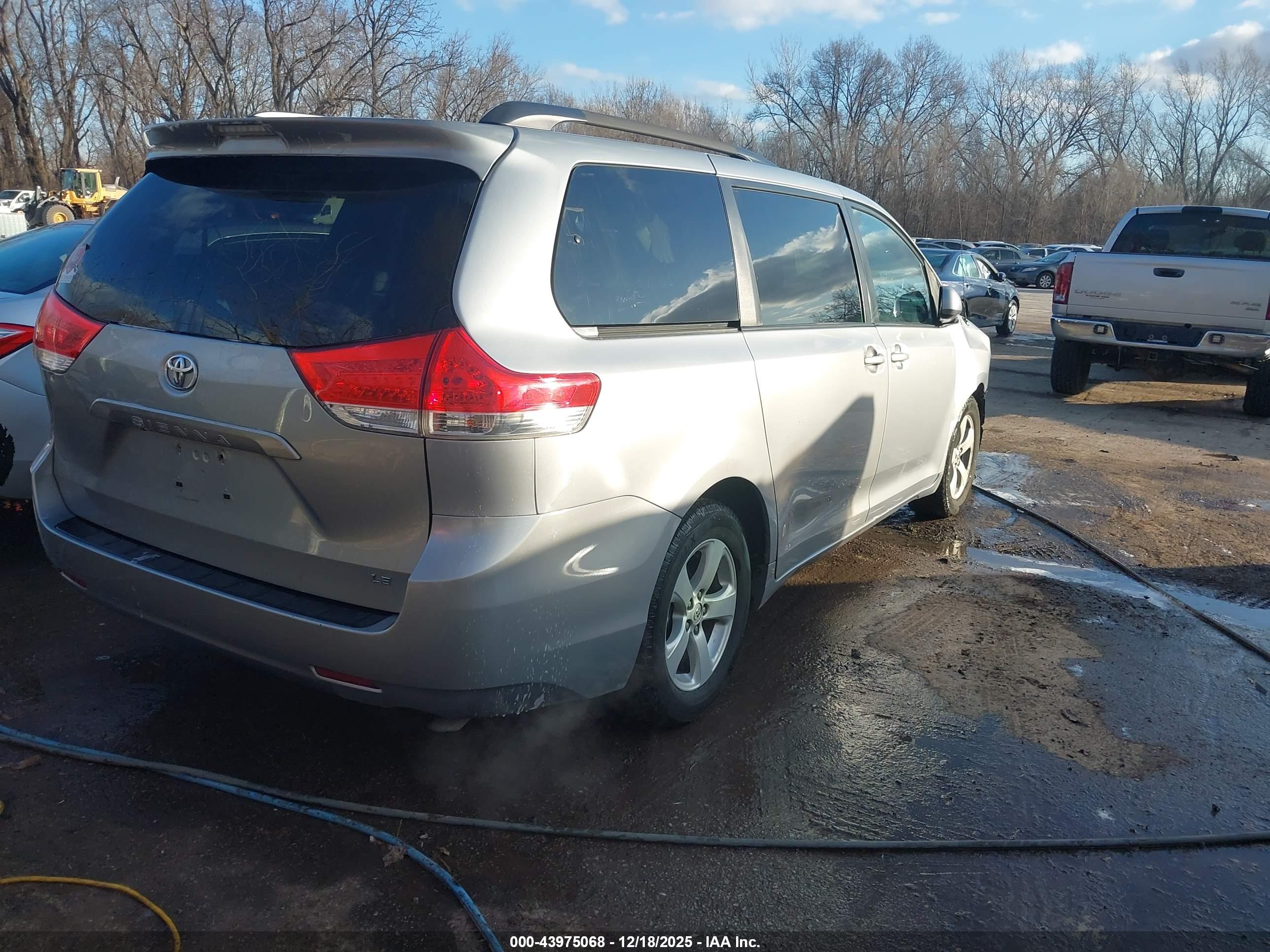 TOYOTA SIENNA image 4