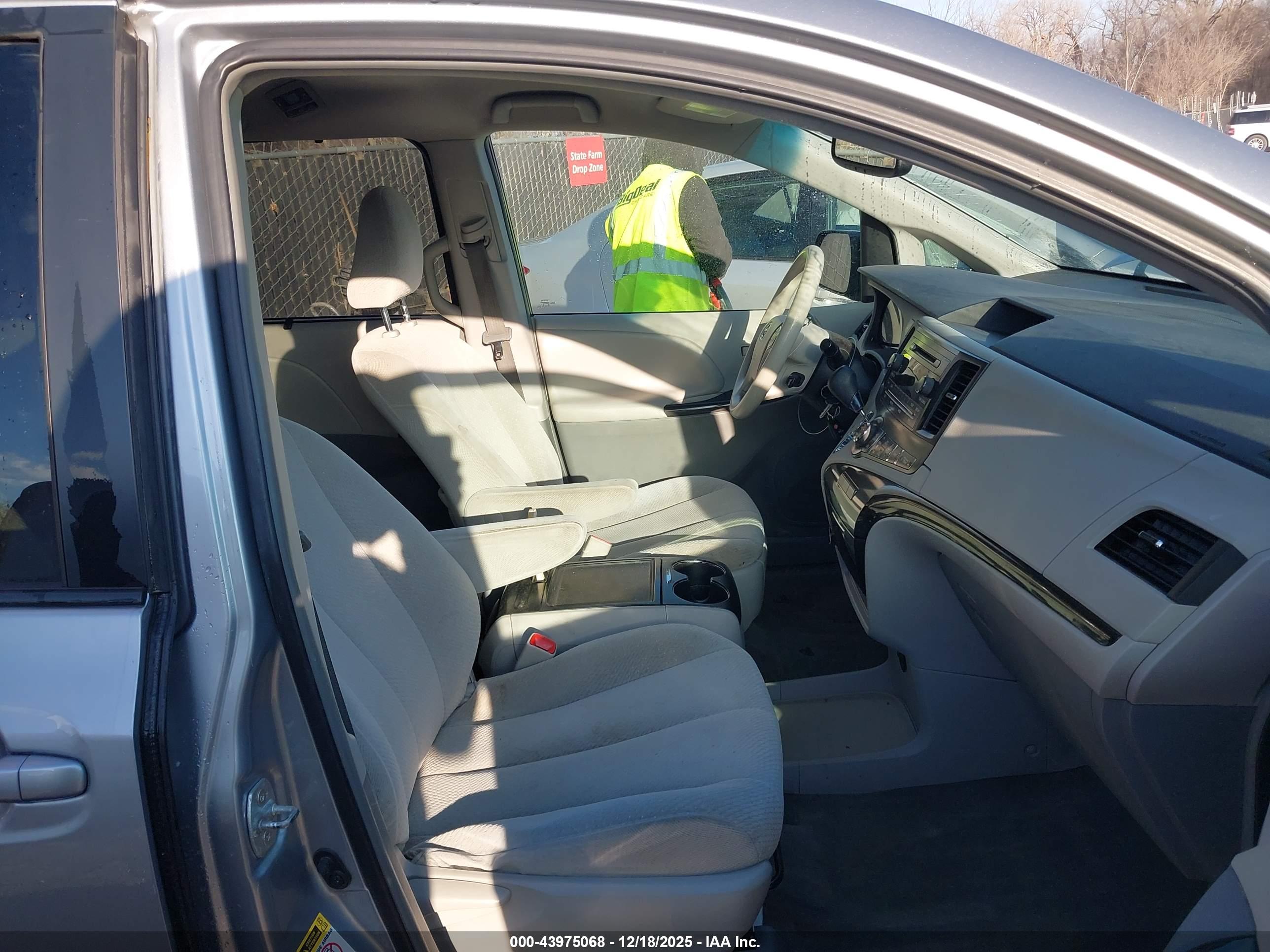 TOYOTA SIENNA image 5