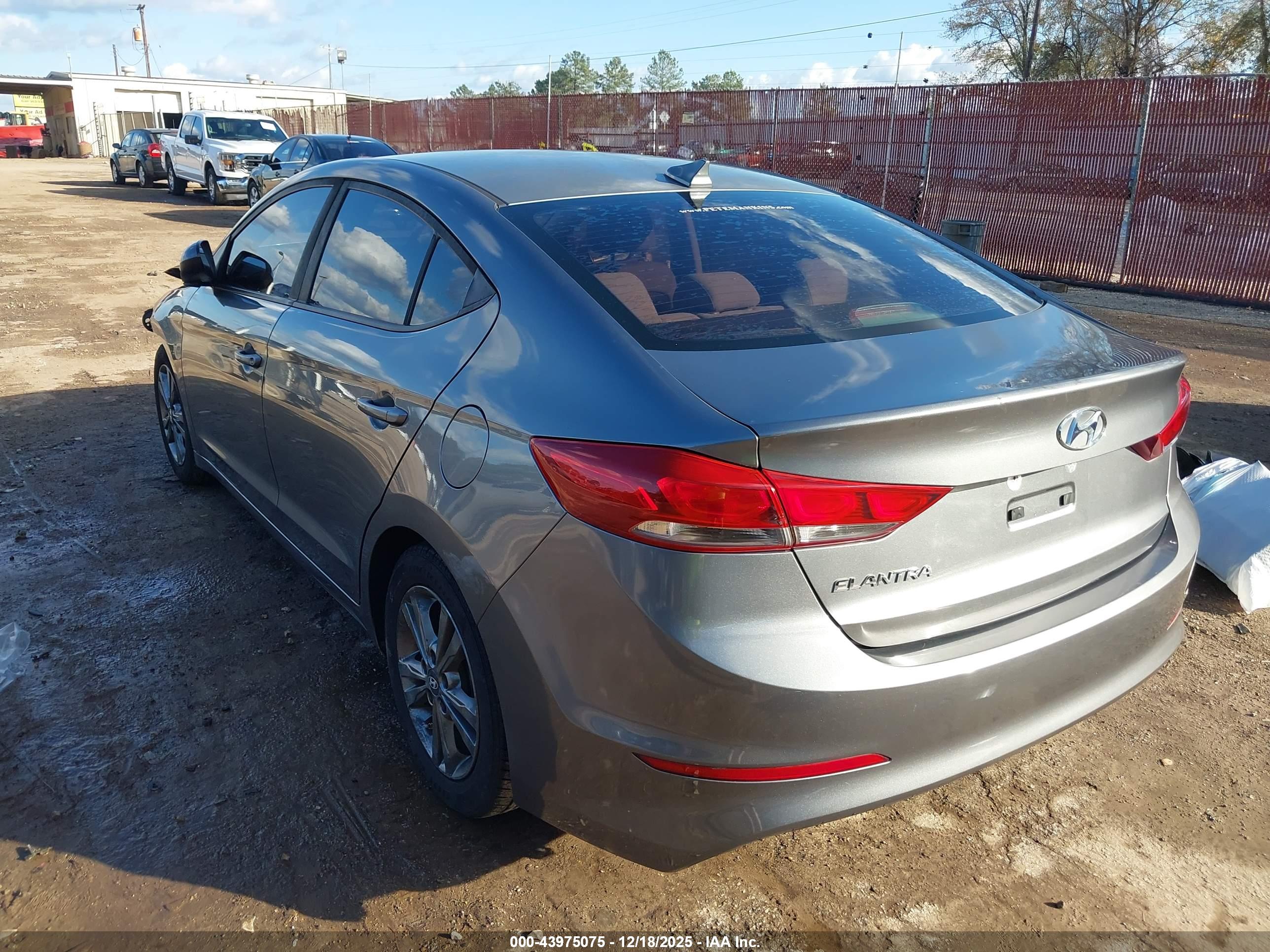 HYUNDAI ELANTRA image 3