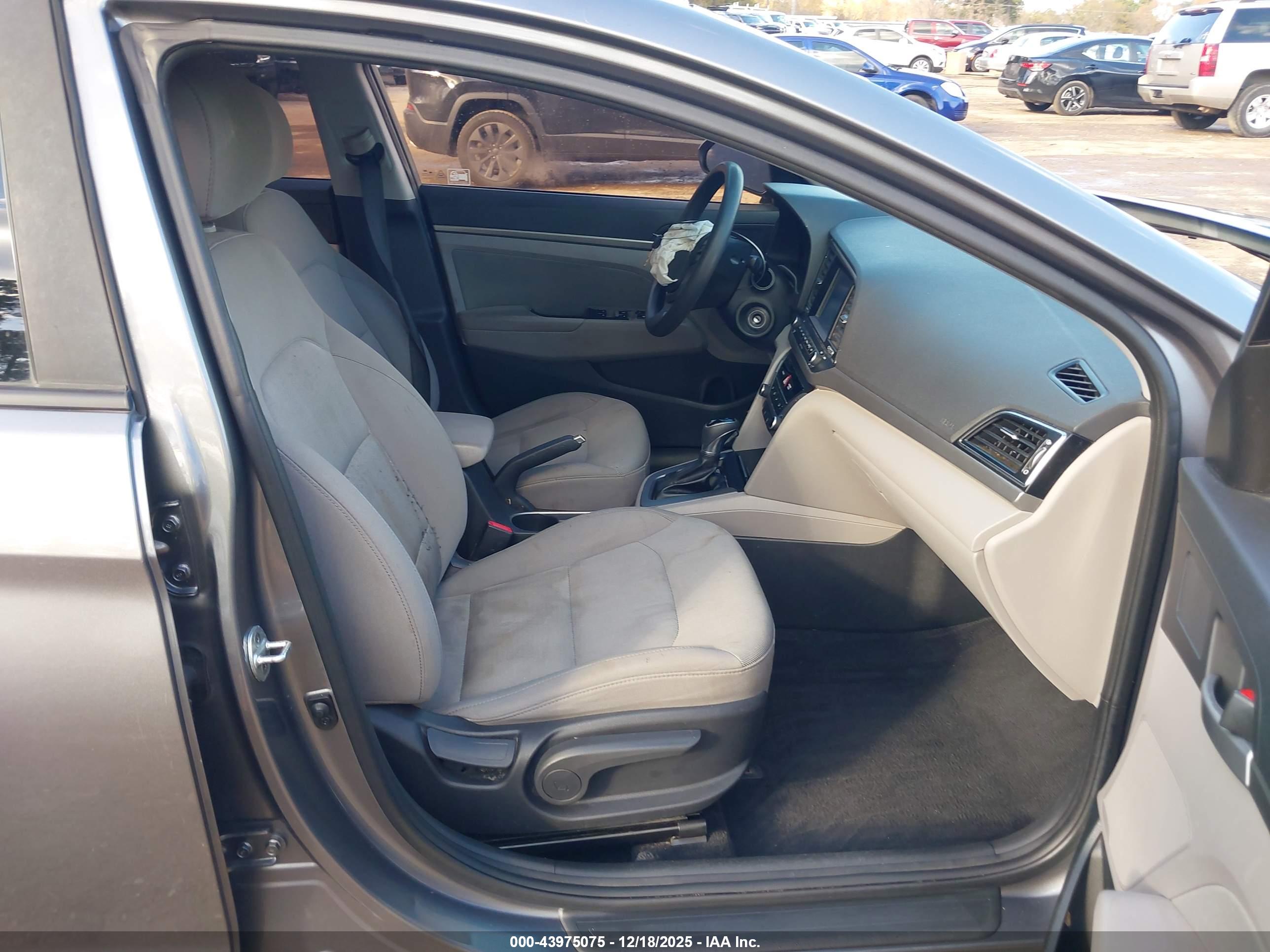 HYUNDAI ELANTRA image 5