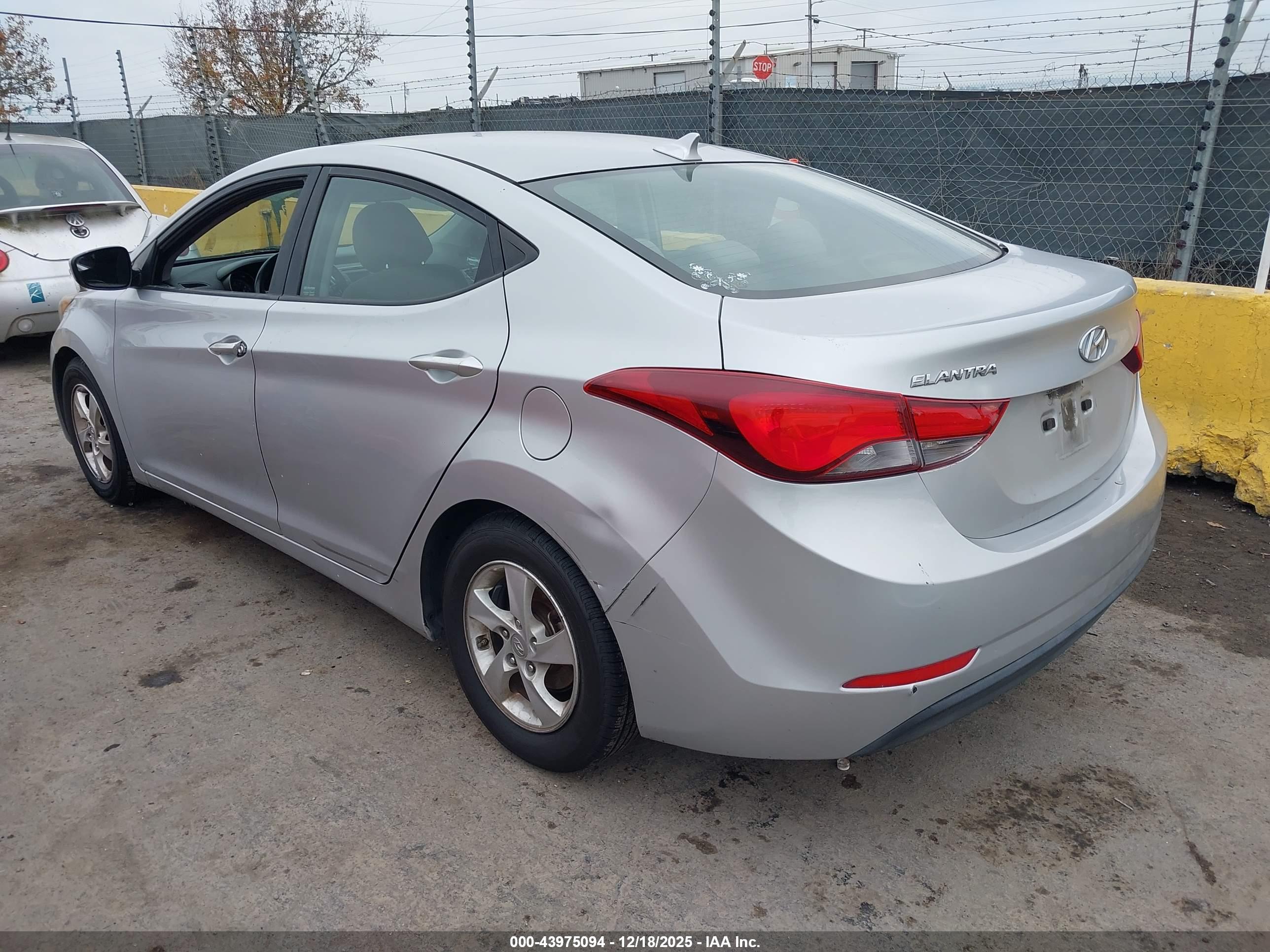HYUNDAI ELANTRA image 3