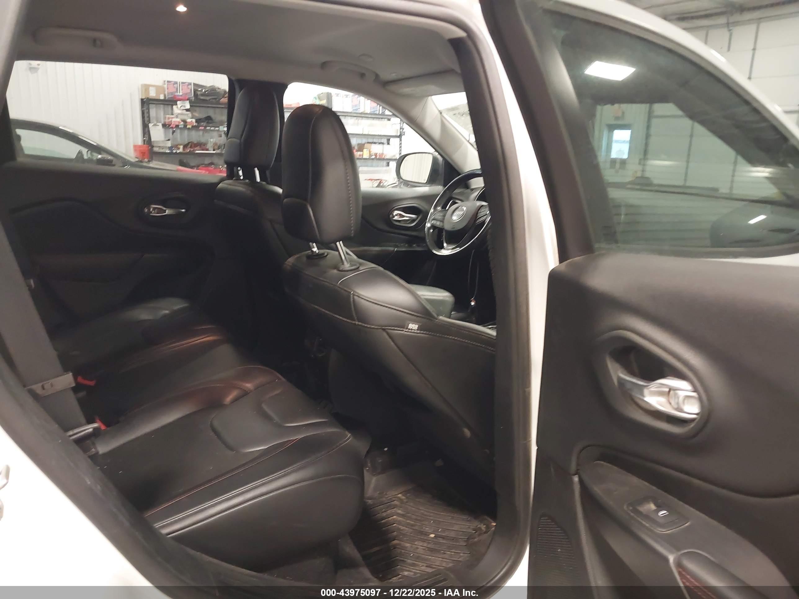 JEEP CHEROKEE image 8
