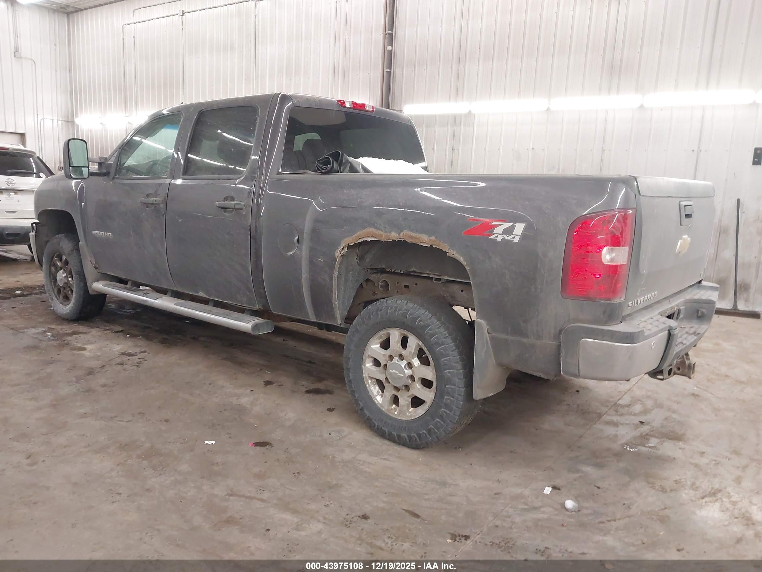 CHEVROLET SILVERADO image 3