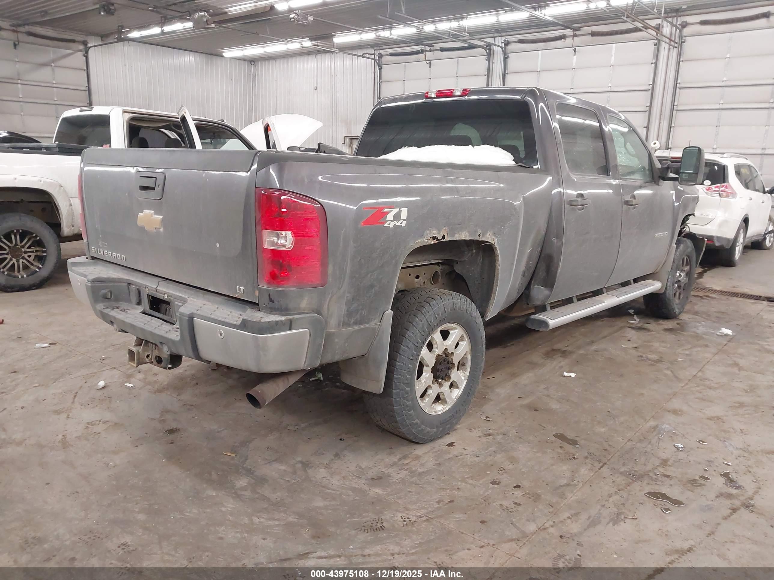 CHEVROLET SILVERADO image 4