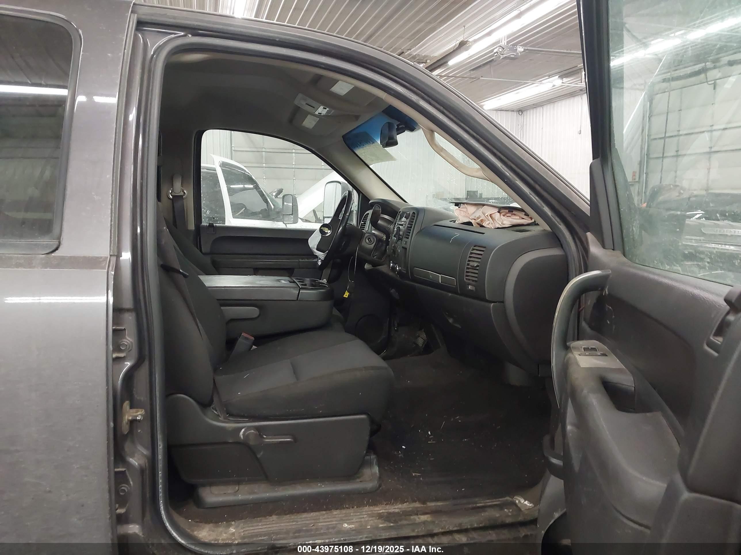 CHEVROLET SILVERADO image 5