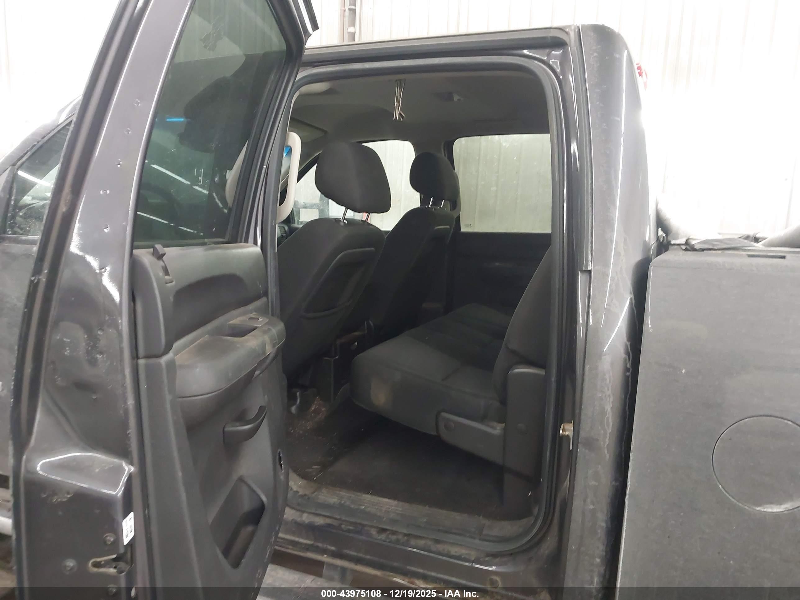 CHEVROLET SILVERADO image 8