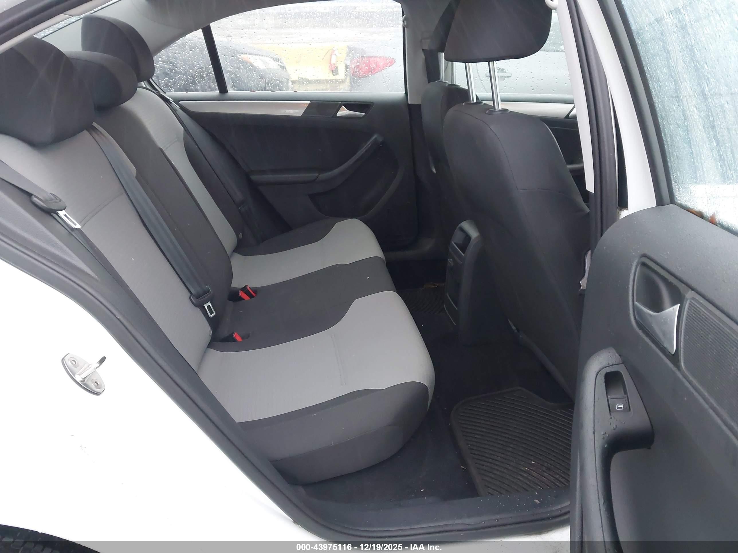VOLKSWAGEN JETTA image 8