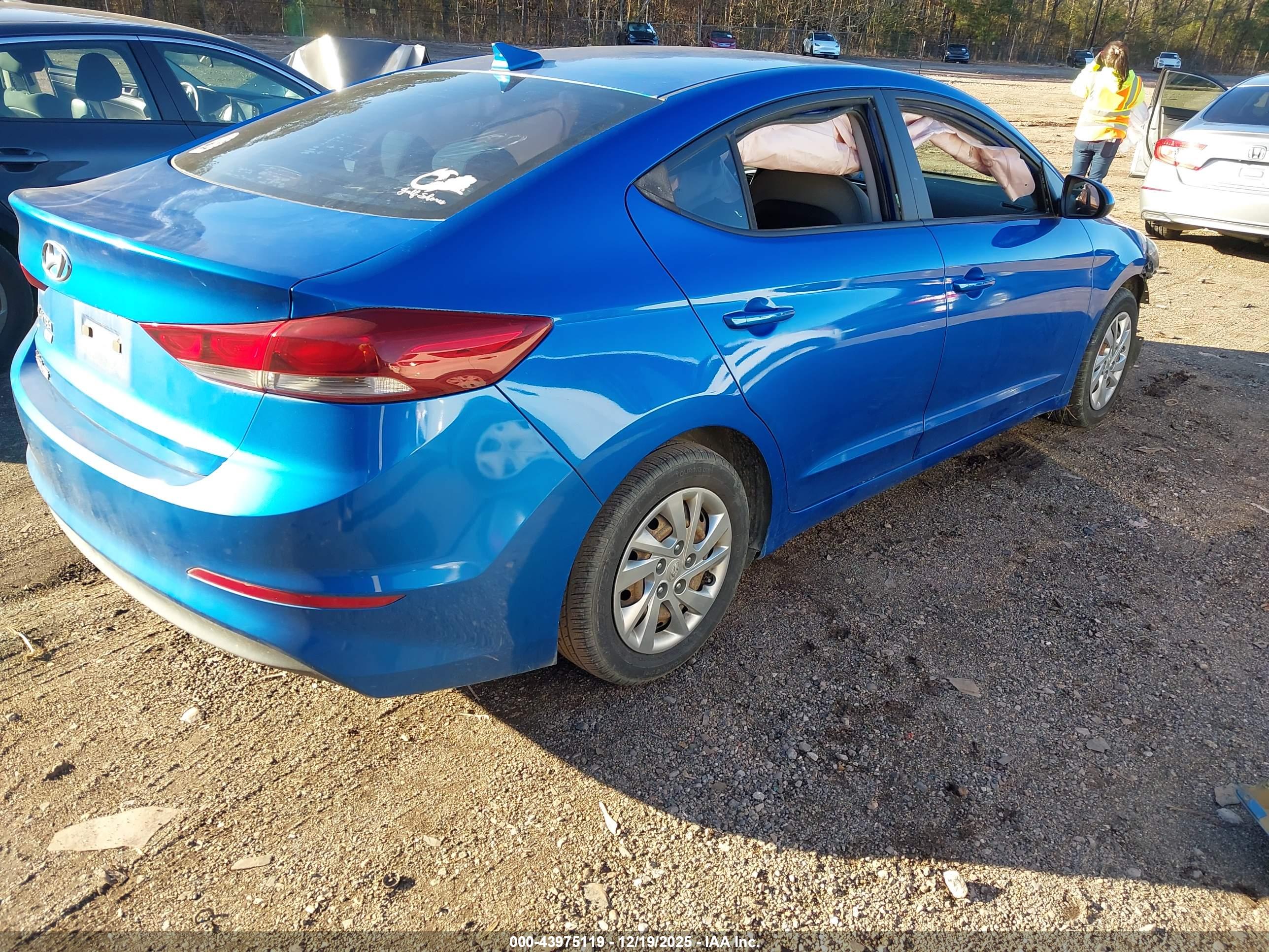 HYUNDAI ELANTRA image 4