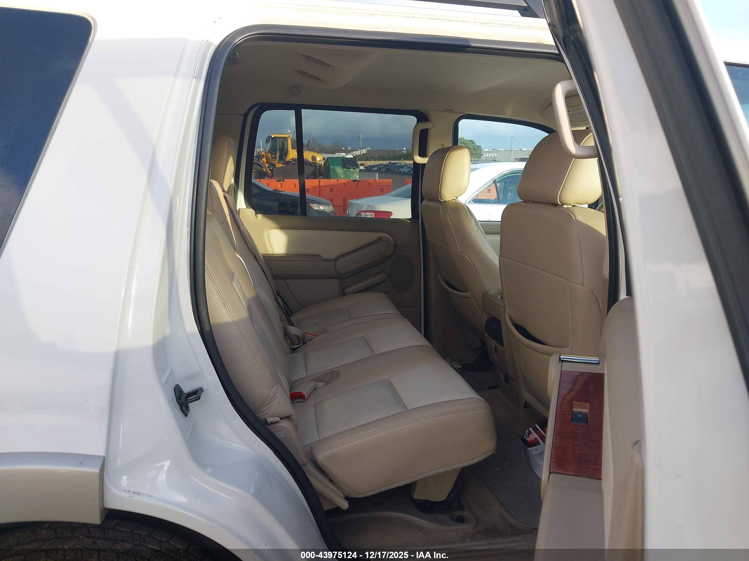 FORD EXPLORER image 8