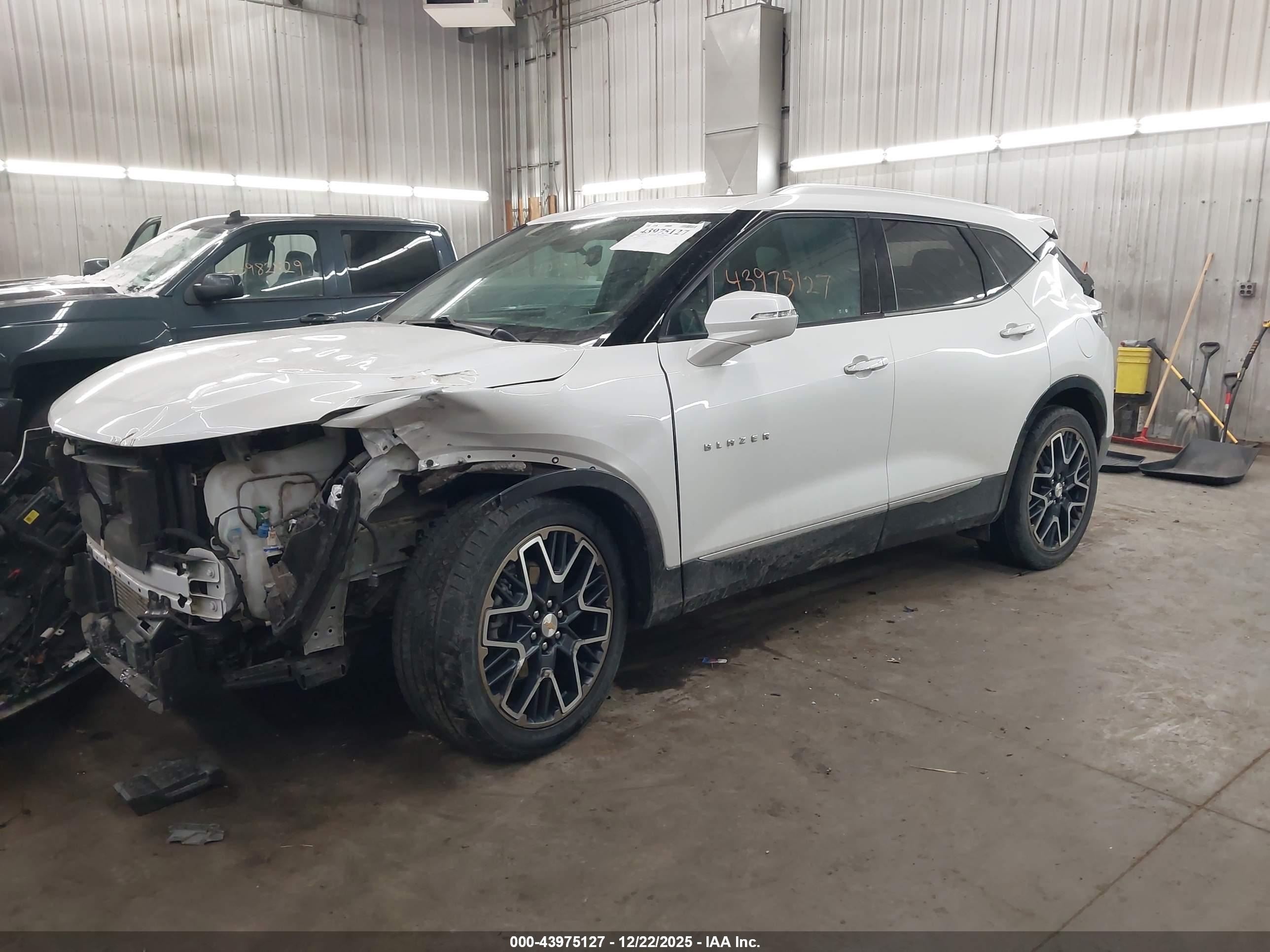 CHEVROLET BLAZER image 2