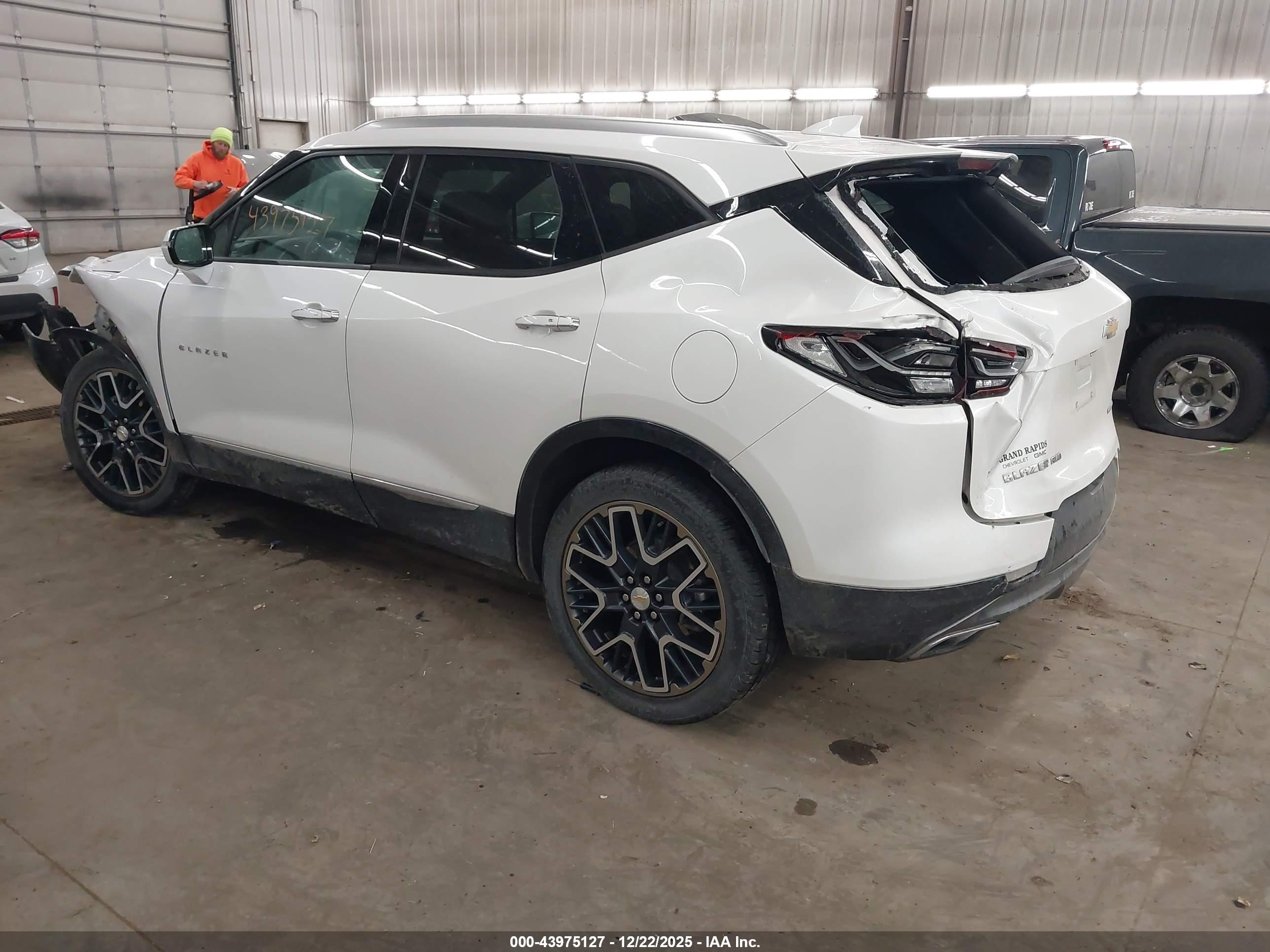 CHEVROLET BLAZER image 3