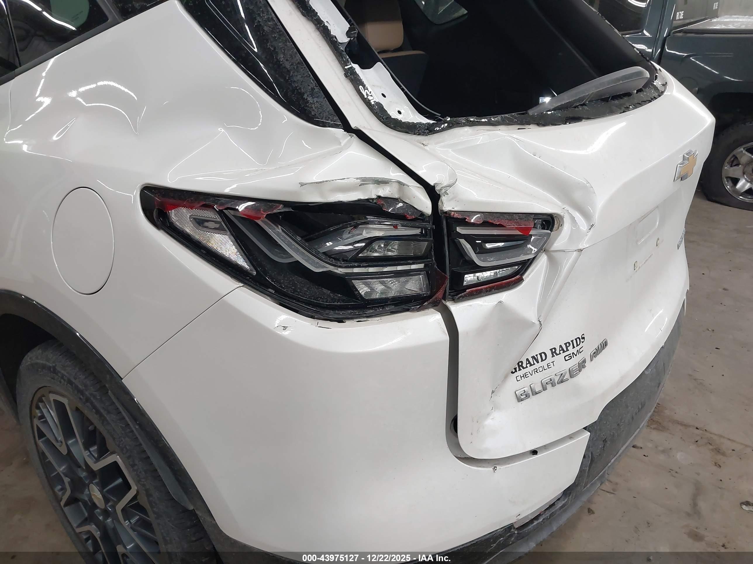 CHEVROLET BLAZER image 6