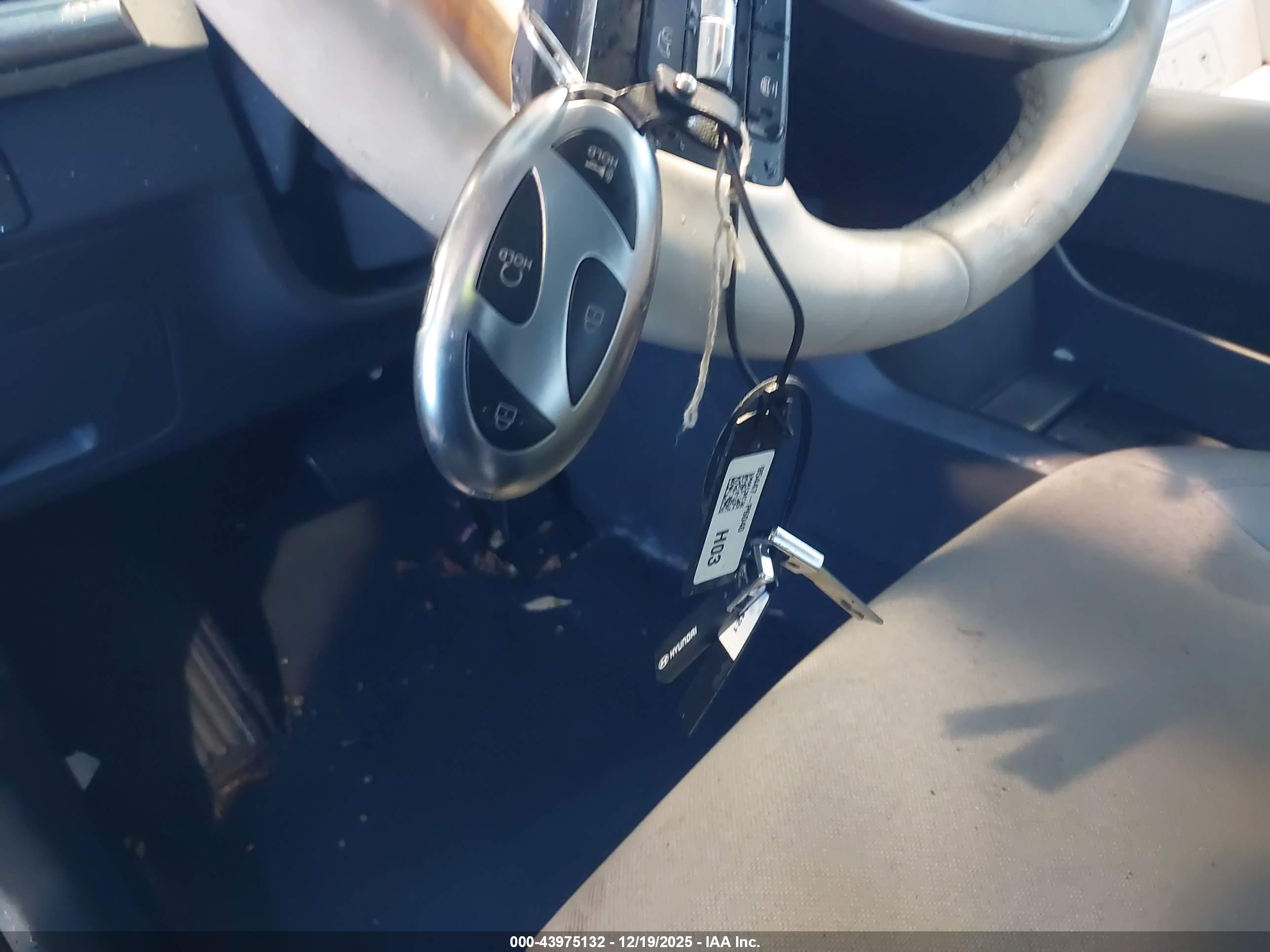 HYUNDAI SANTA image 11