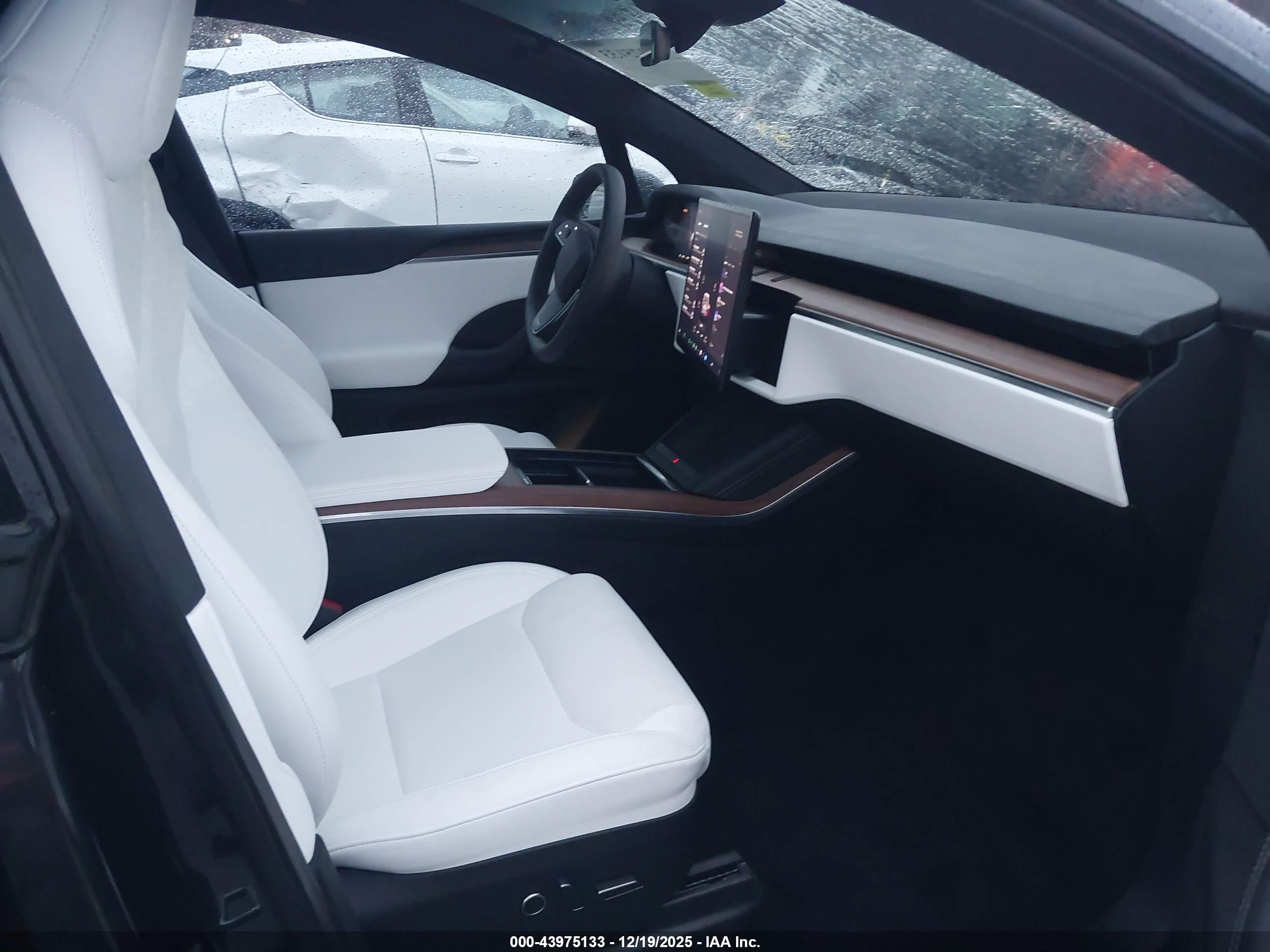 TESLA MODEL image 5