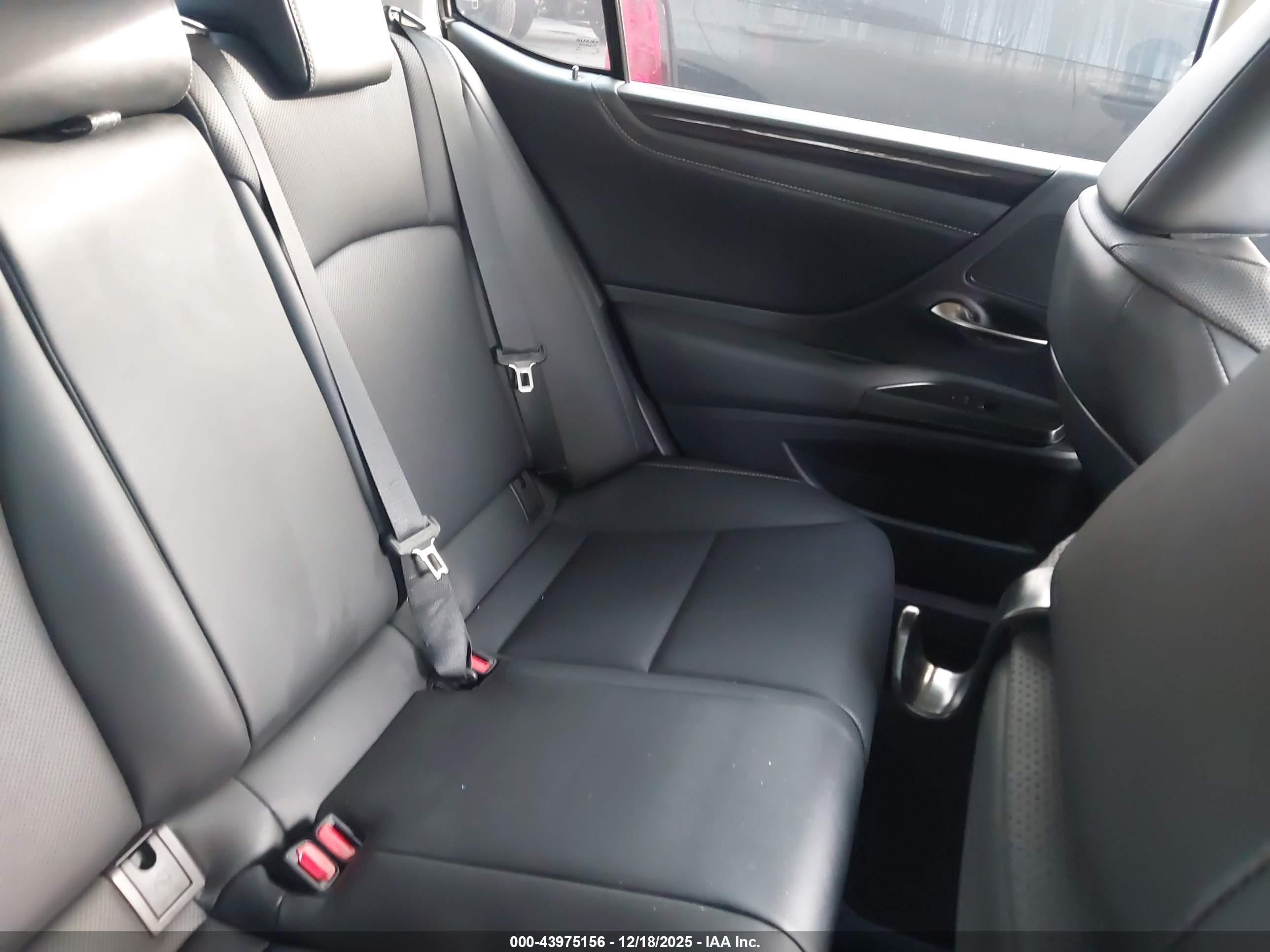LEXUS ES image 8