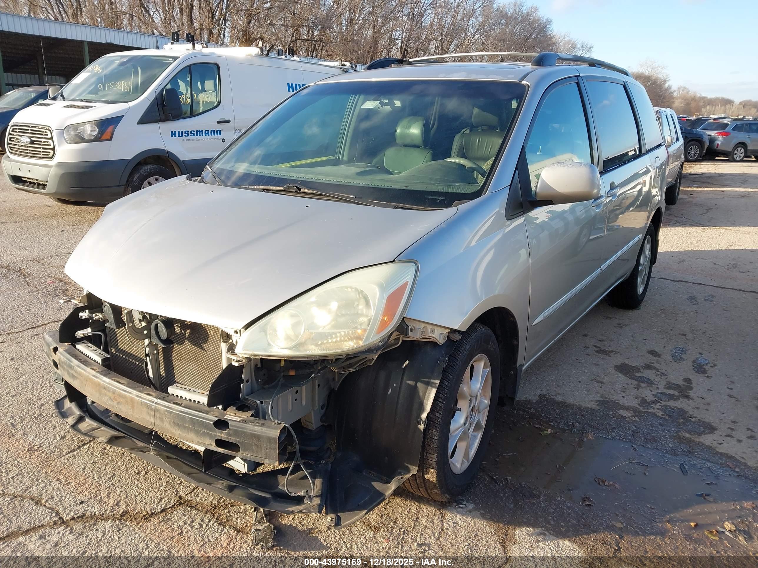 TOYOTA SIENNA image 2