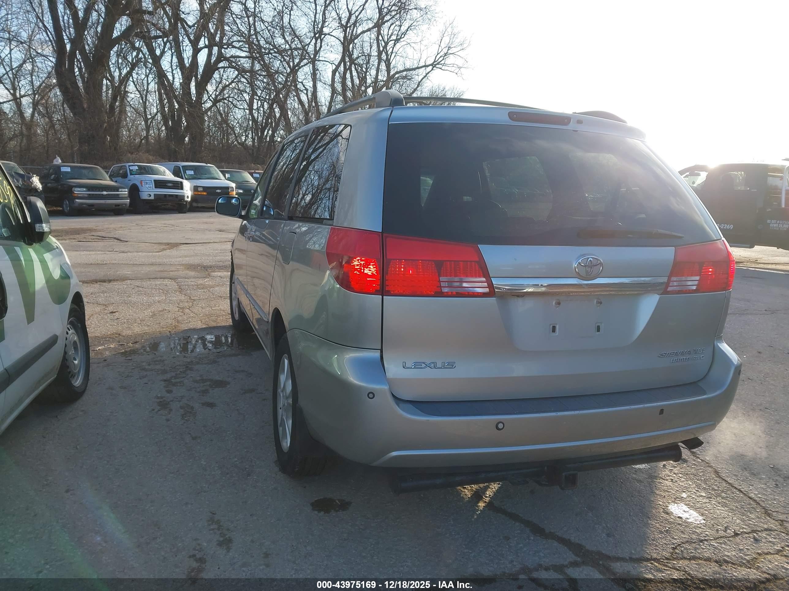 TOYOTA SIENNA image 3
