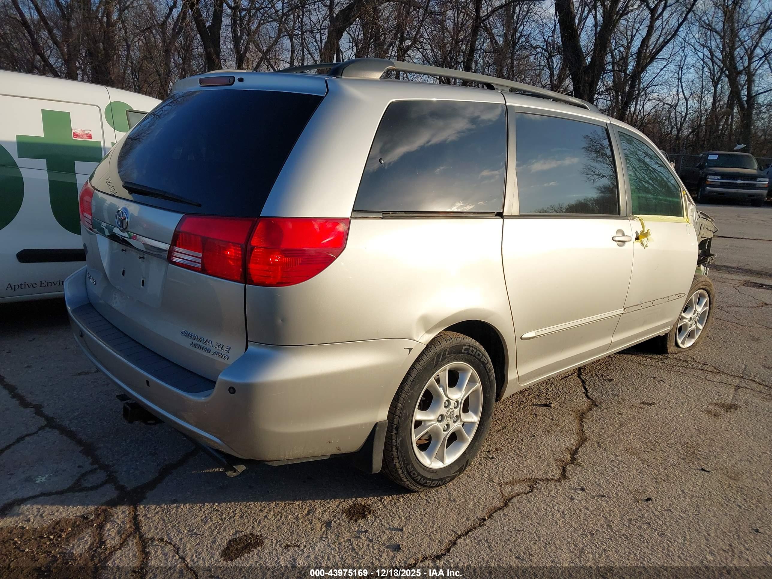 TOYOTA SIENNA image 4