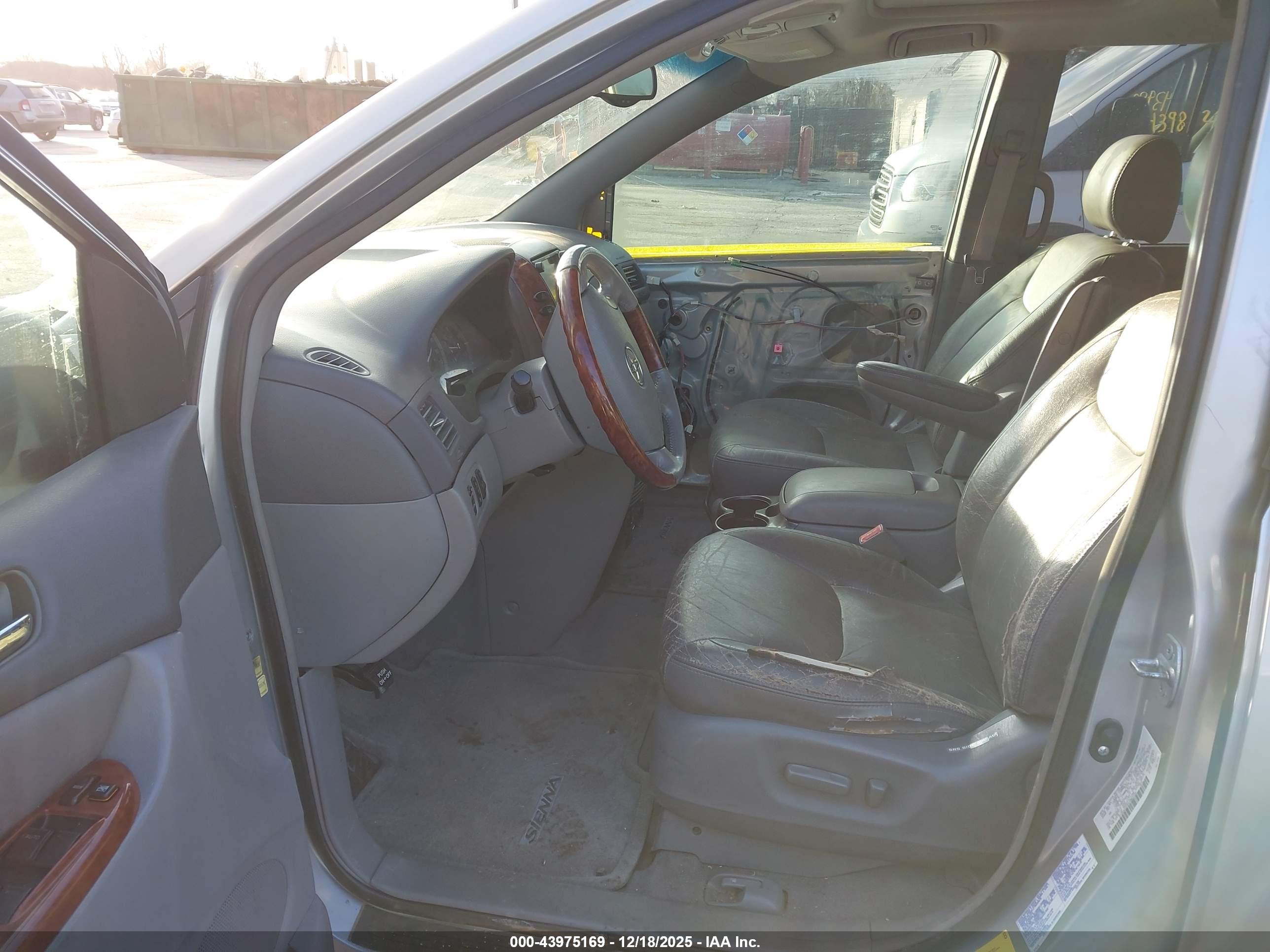 TOYOTA SIENNA image 5