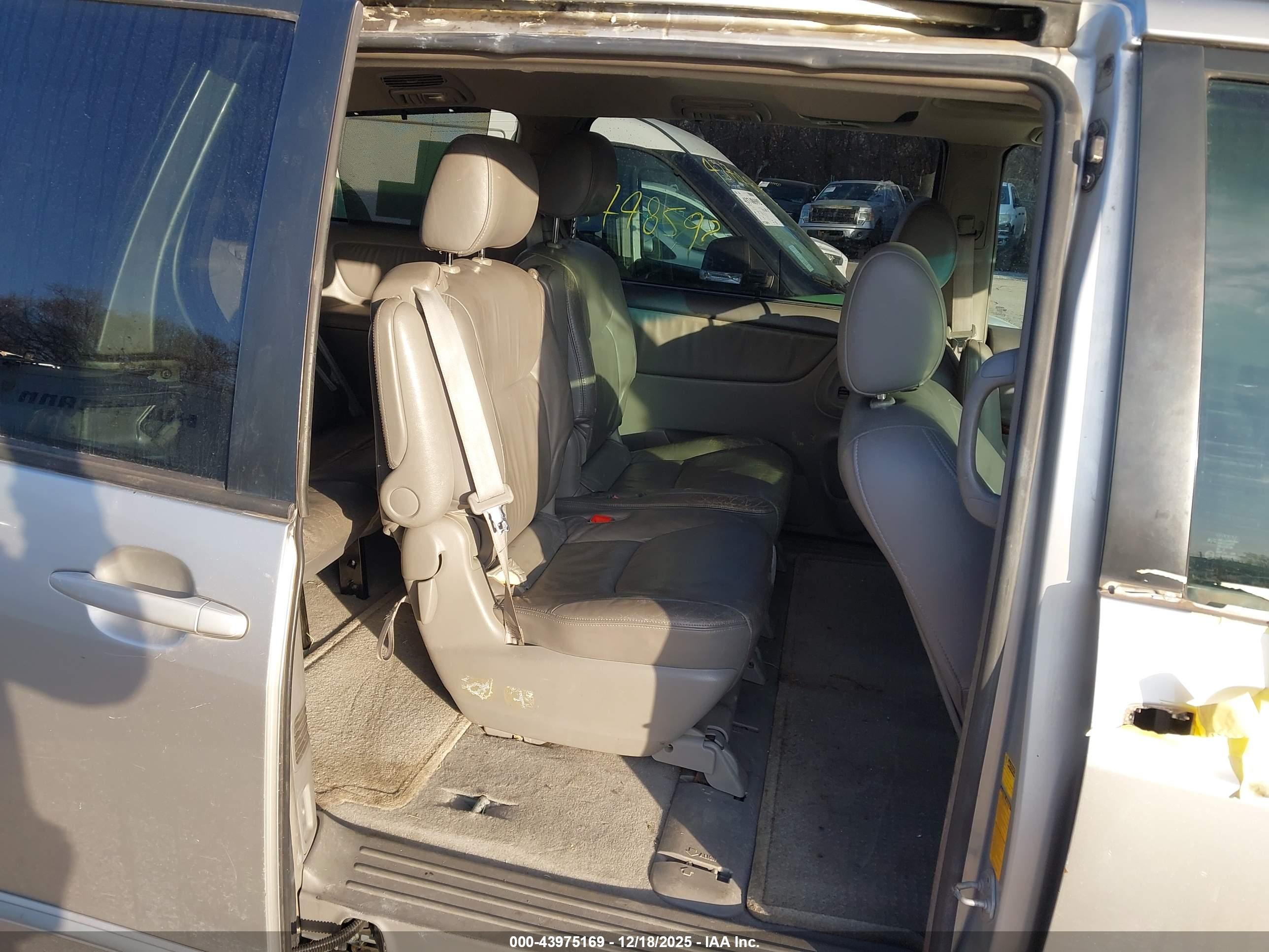 TOYOTA SIENNA image 8