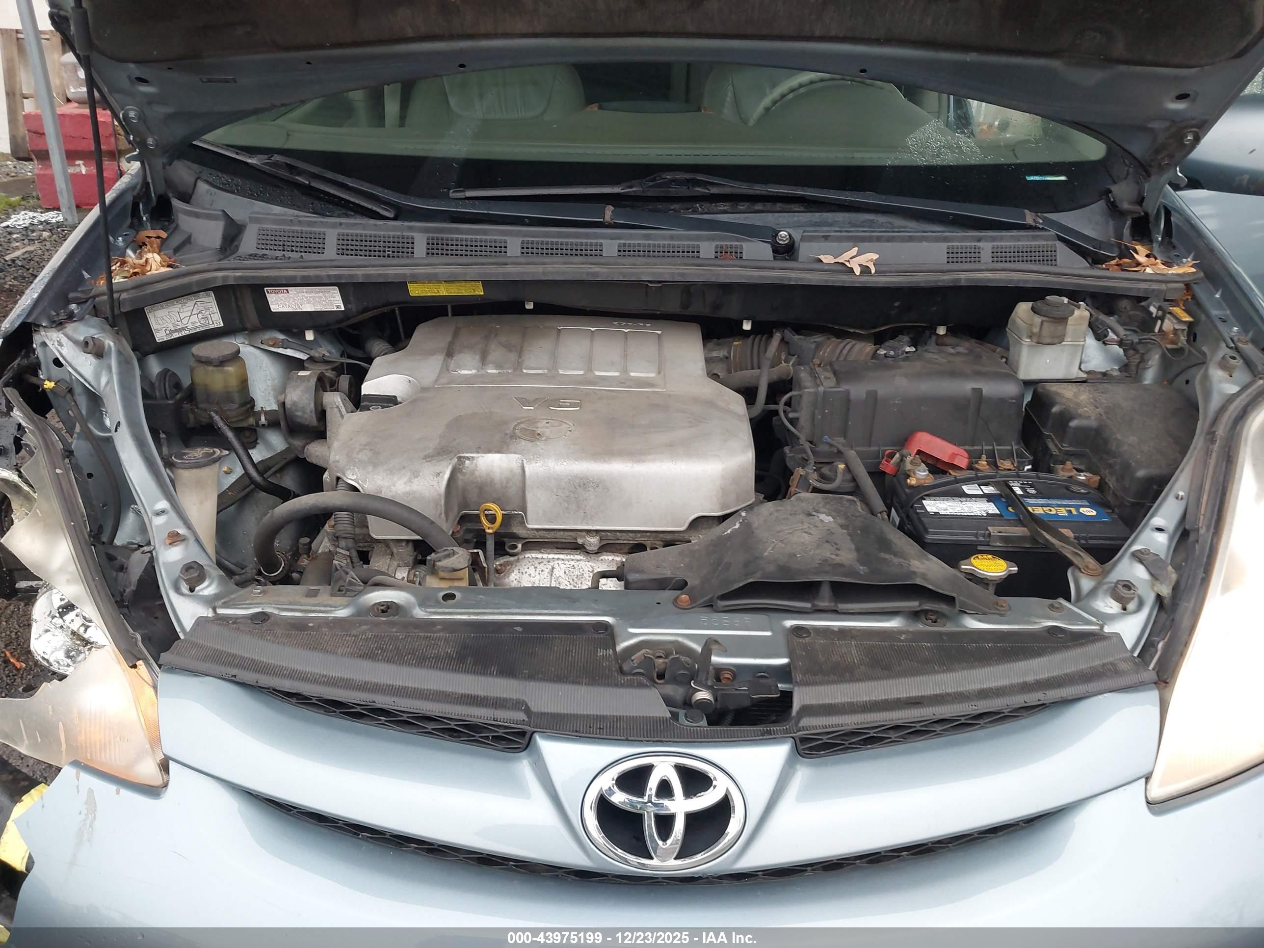 TOYOTA SIENNA image 10