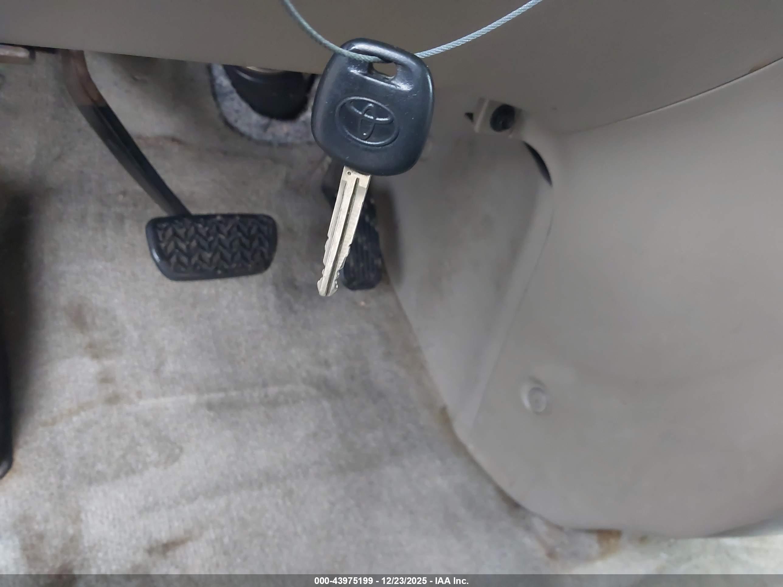 TOYOTA SIENNA image 11