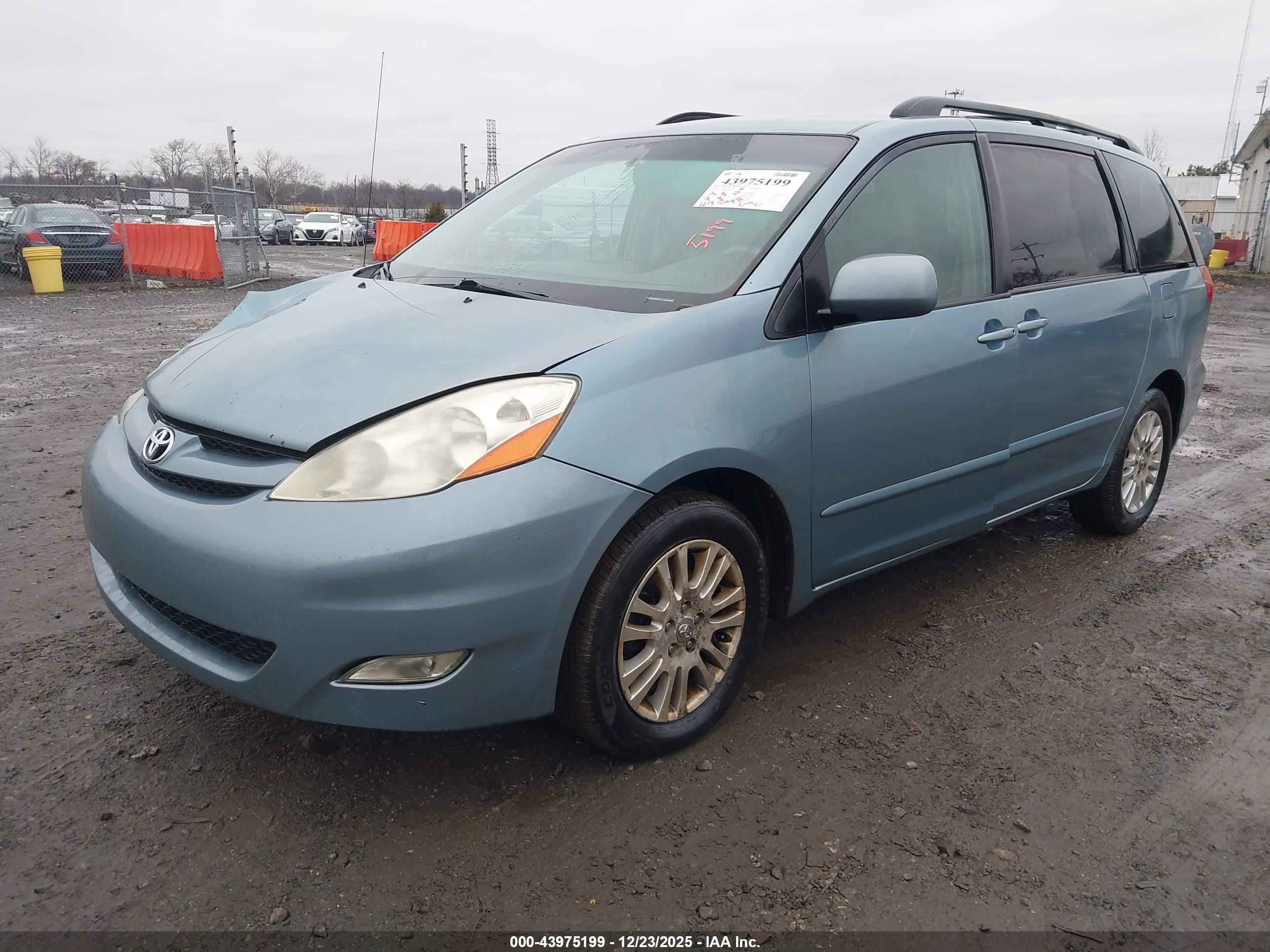 TOYOTA SIENNA image 2