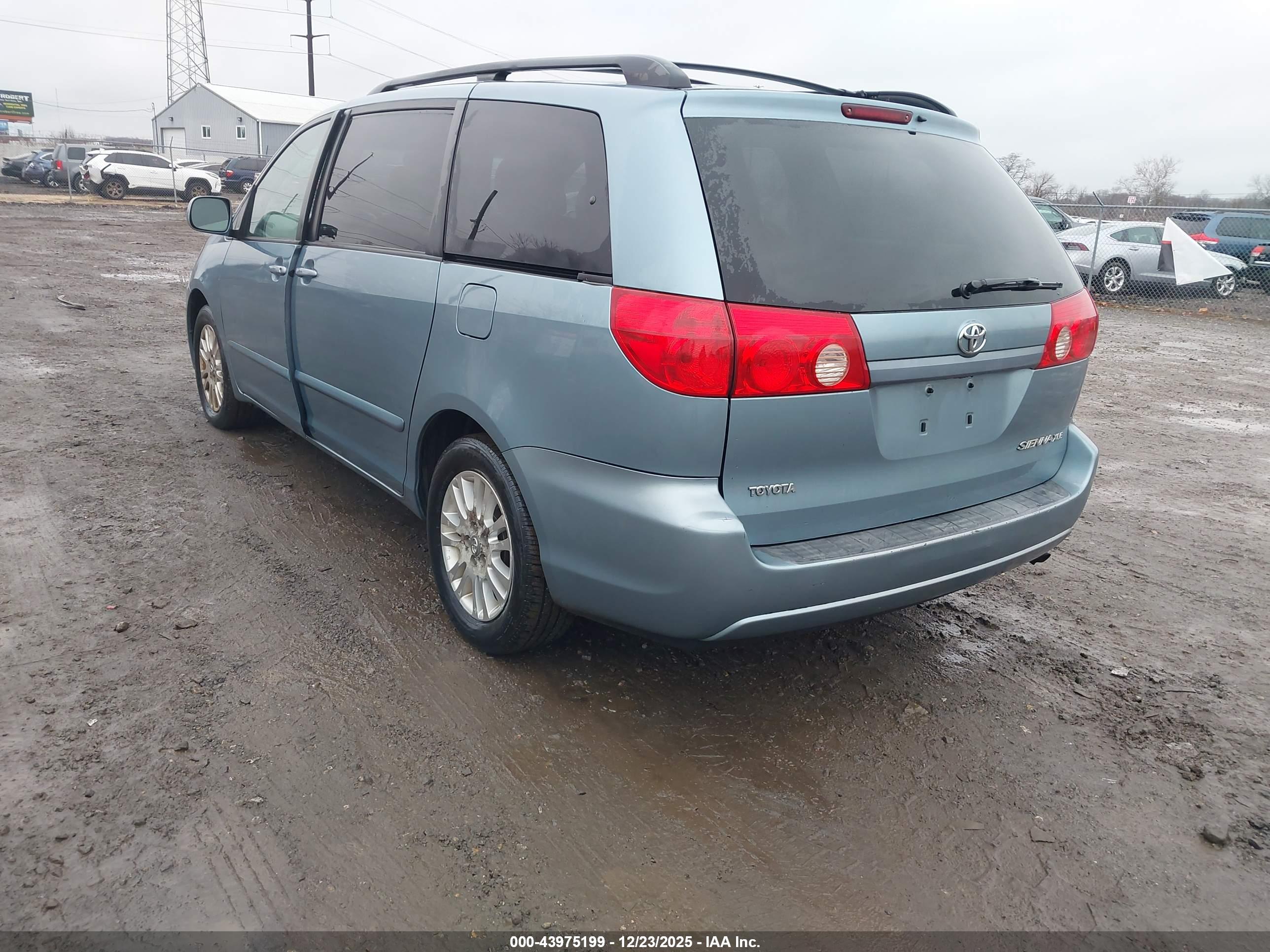 TOYOTA SIENNA image 3