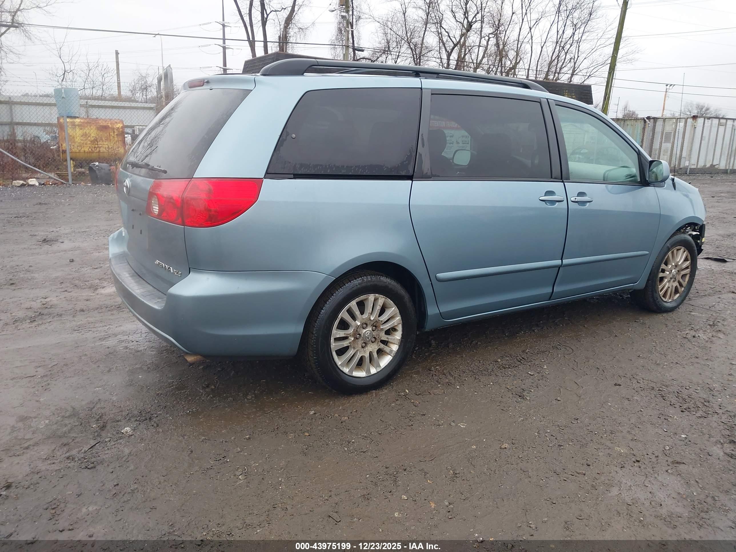 TOYOTA SIENNA image 4