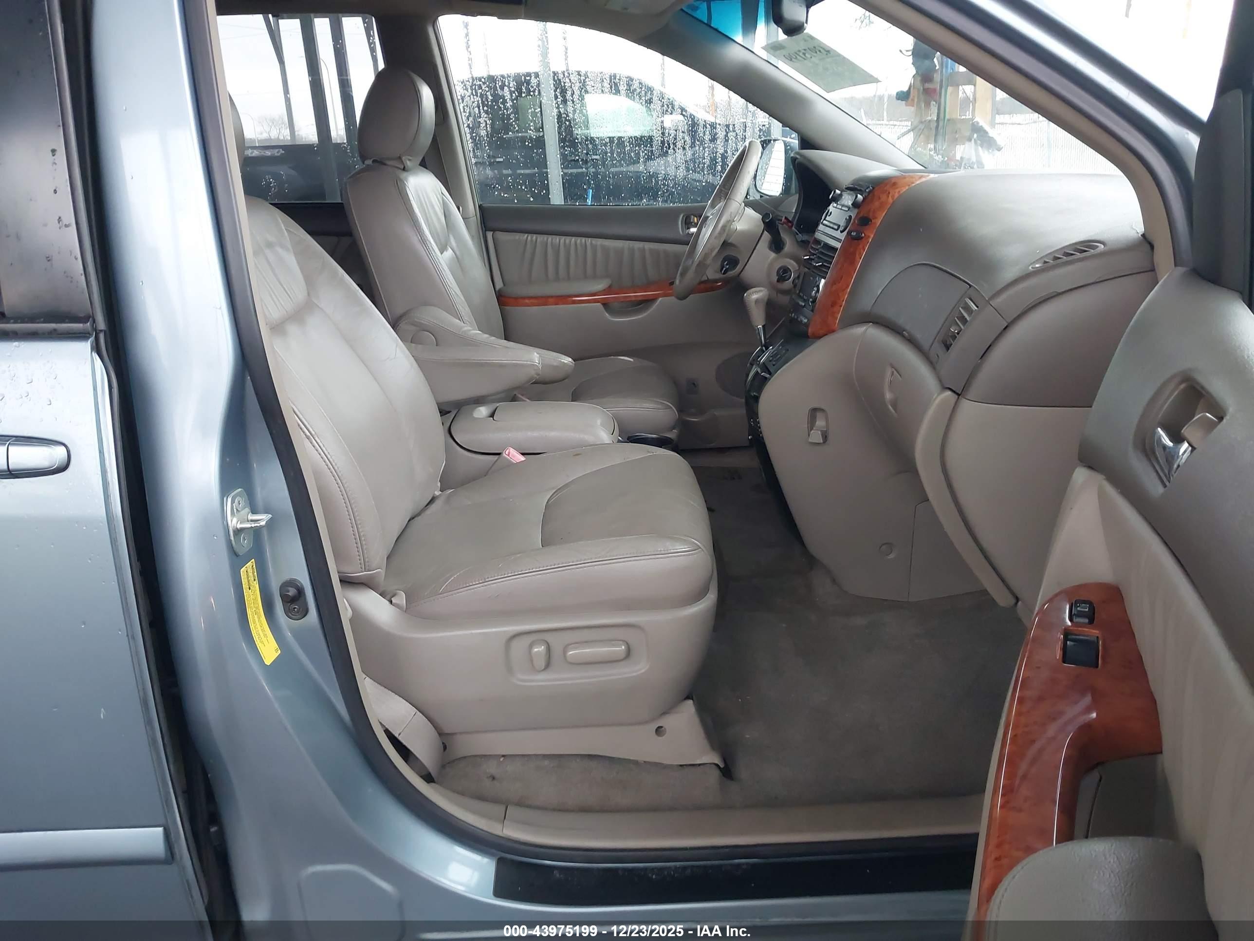 TOYOTA SIENNA image 5