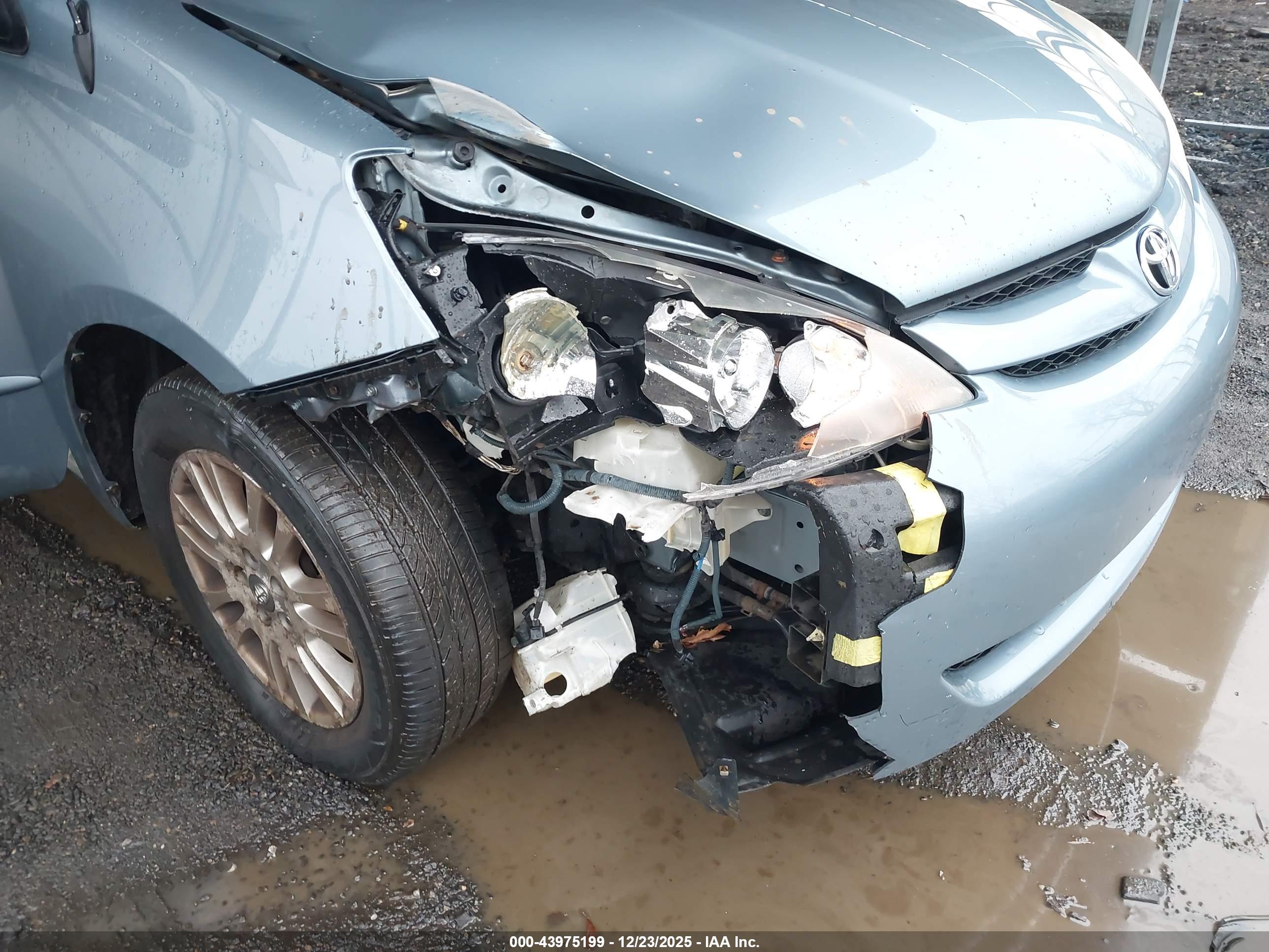 TOYOTA SIENNA image 6