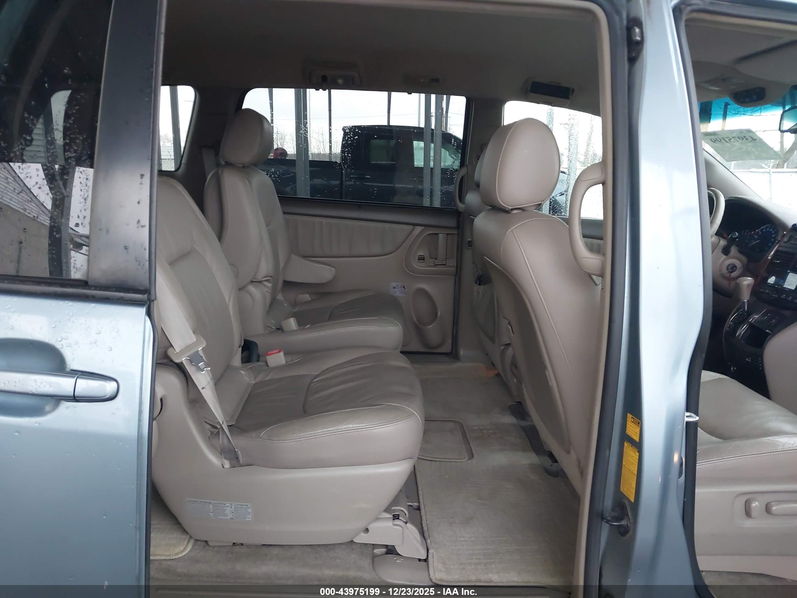 TOYOTA SIENNA image 8
