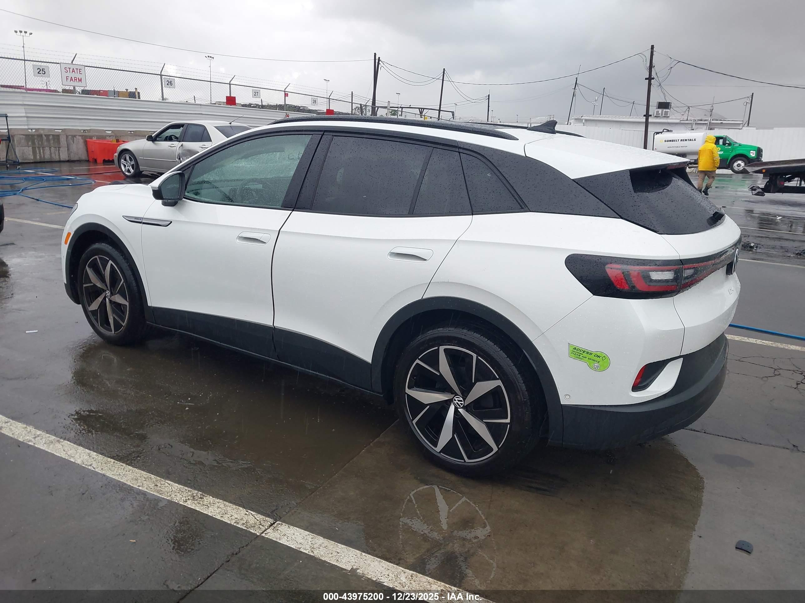 VOLKSWAGEN ID.4 image 3