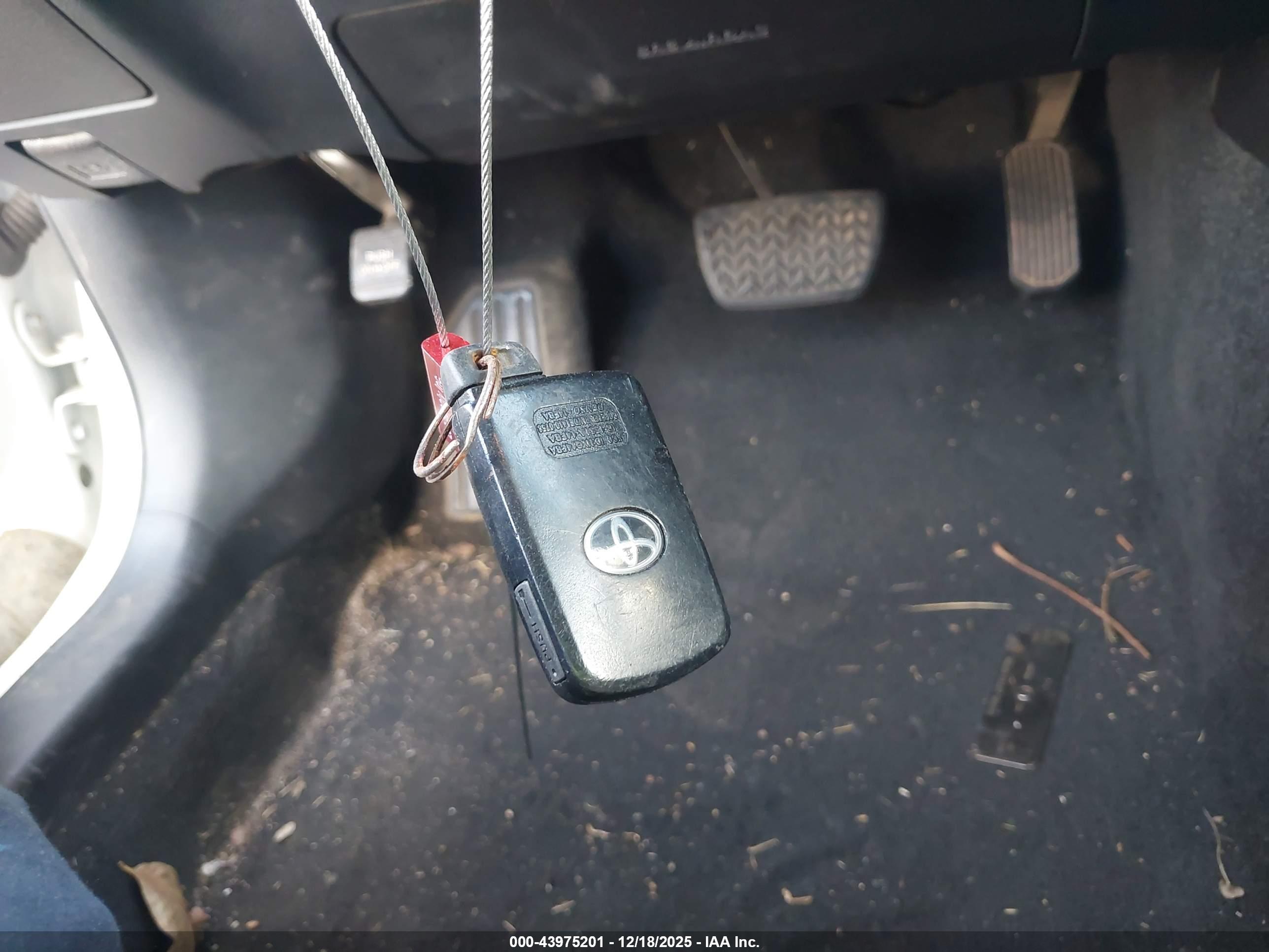 TOYOTA AVALON image 11