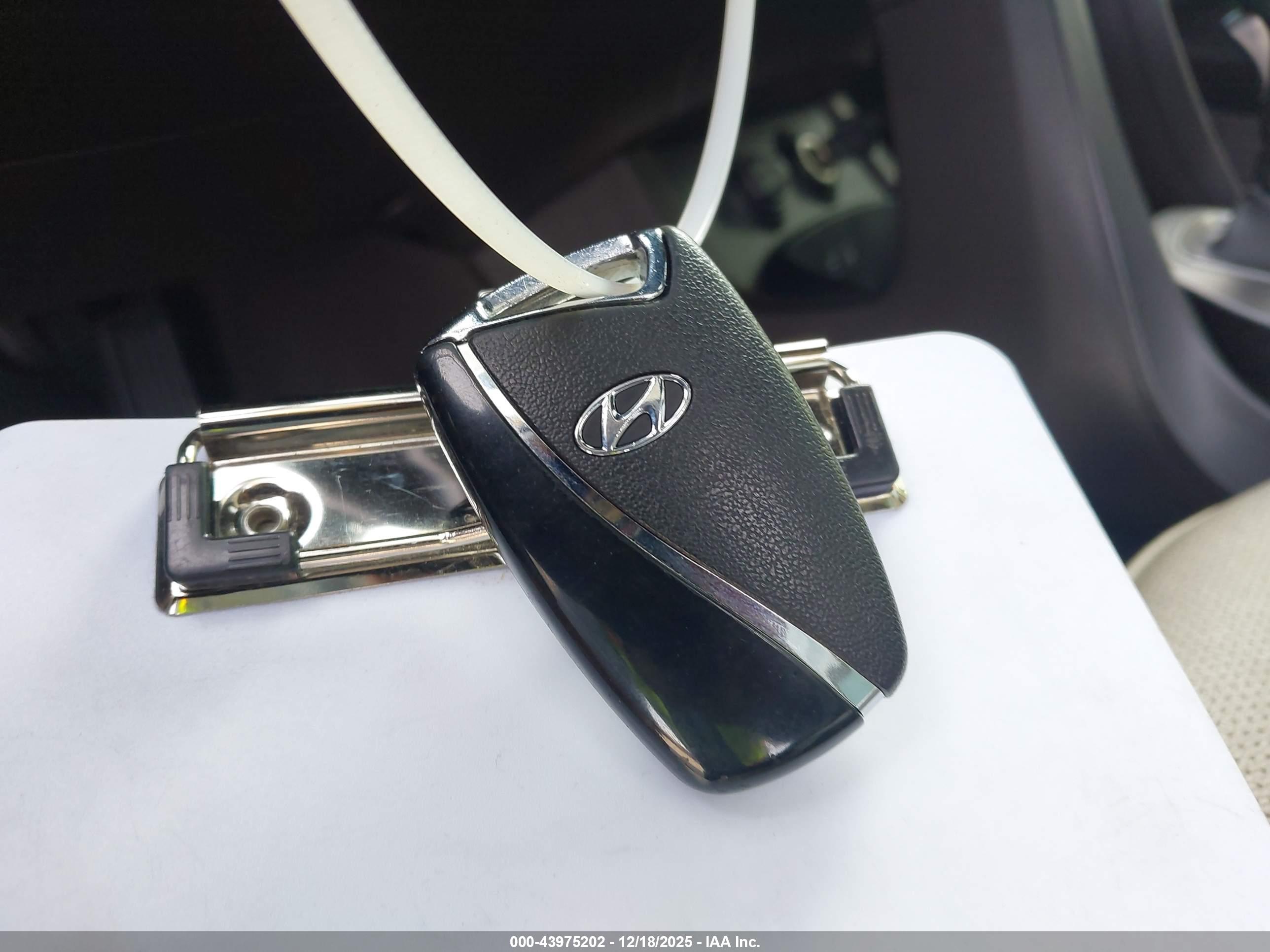 HYUNDAI SANTA image 11