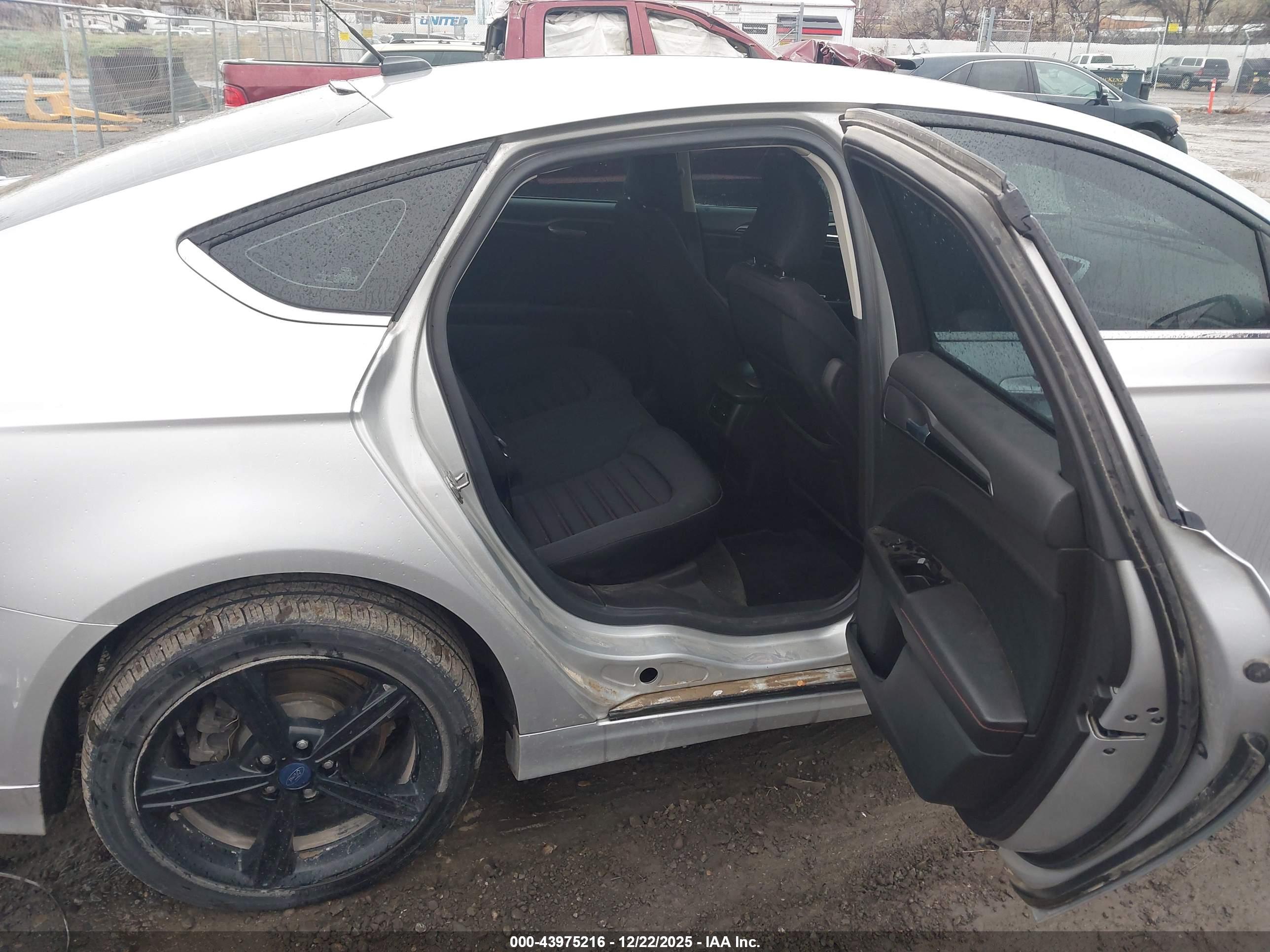 FORD FUSION image 8
