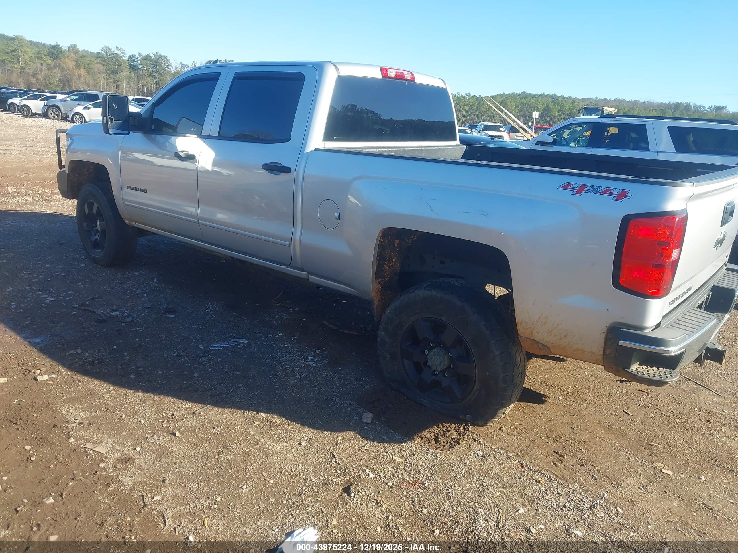 CHEVROLET SILVERADO image 3