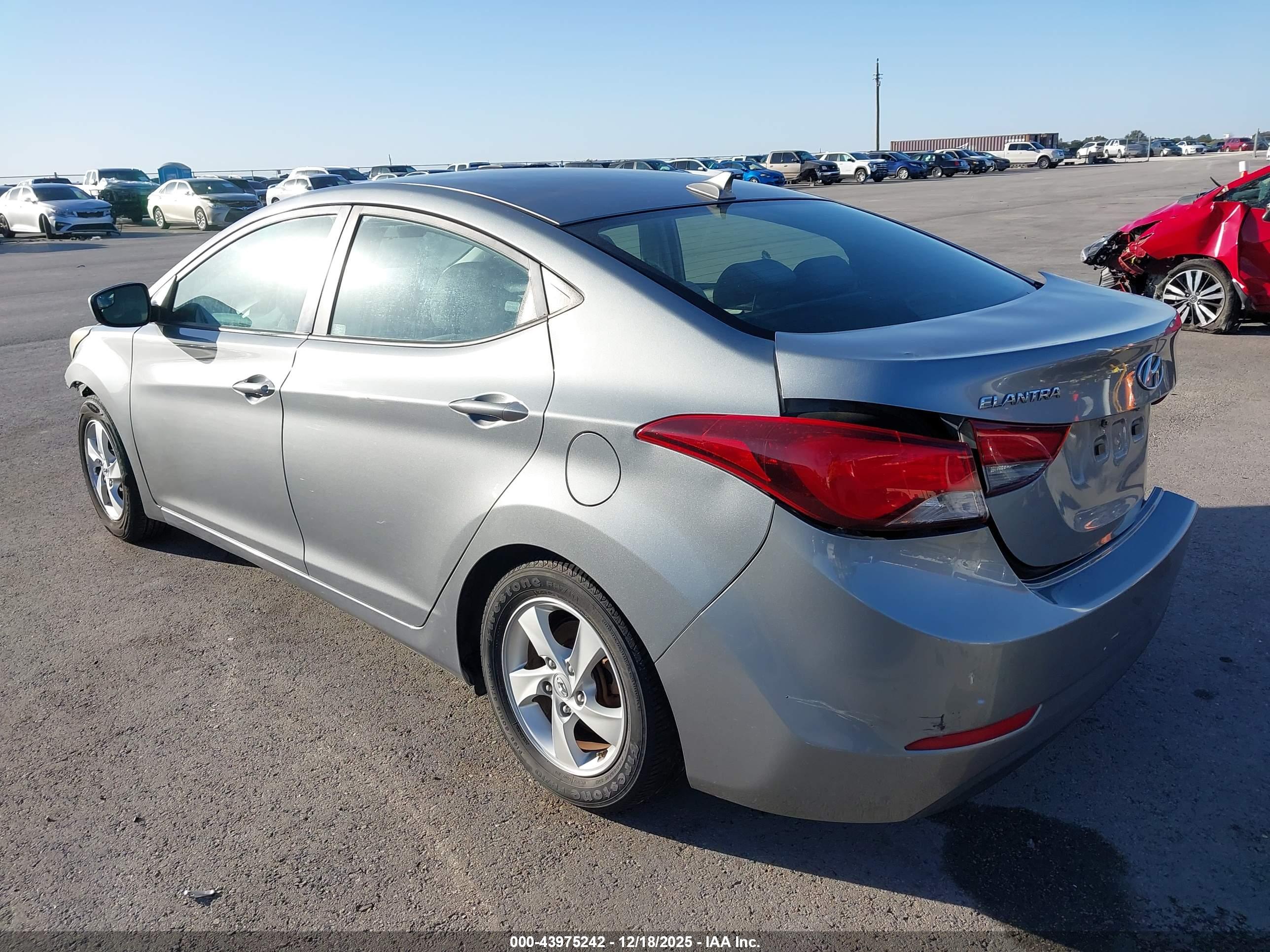 HYUNDAI ELANTRA image 3