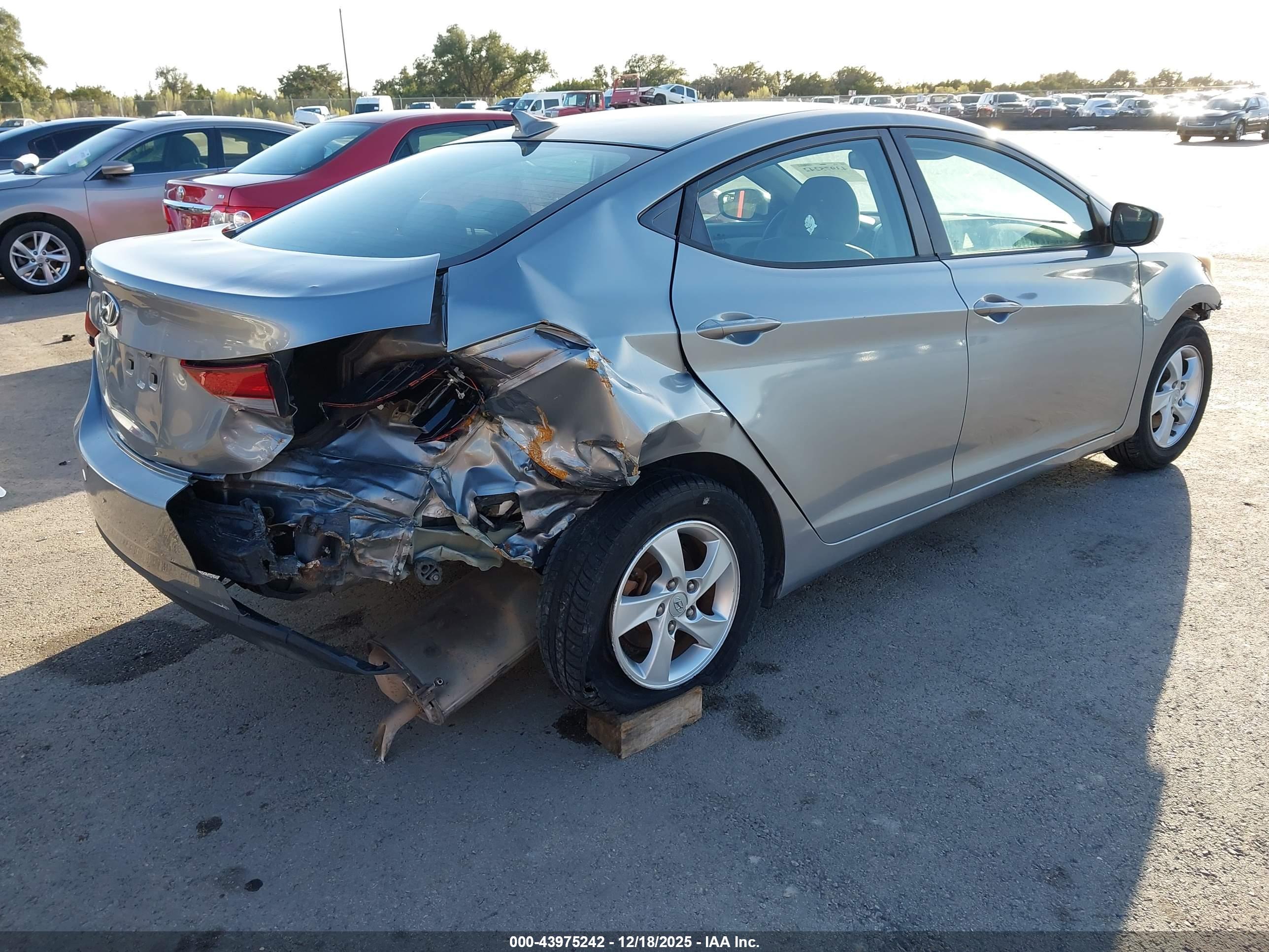 HYUNDAI ELANTRA image 4